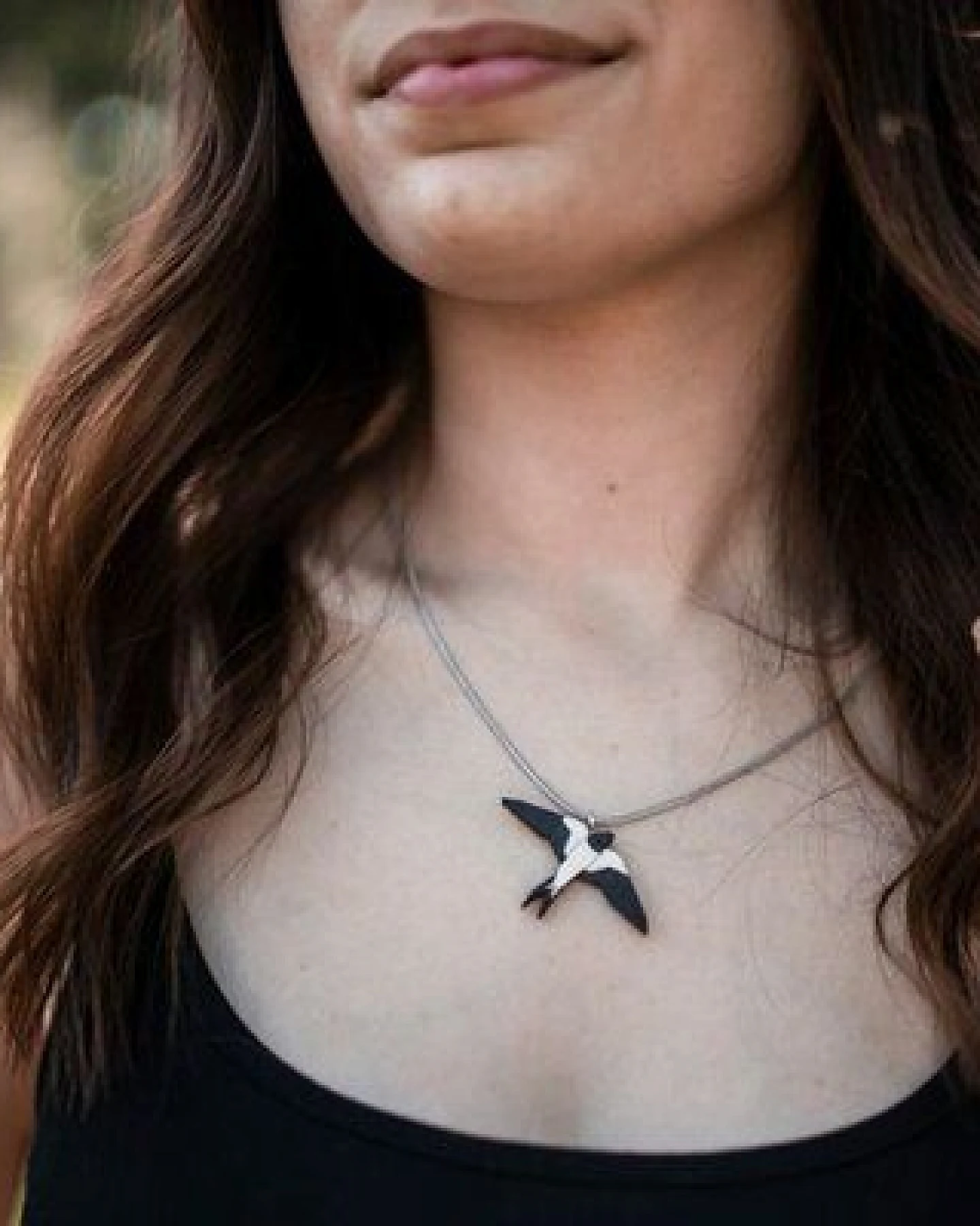 BeWooden Holzanhänger Swallow Pendant – handgefertigter Schmuck mit Schwalbenmotiv – Ansicht 2