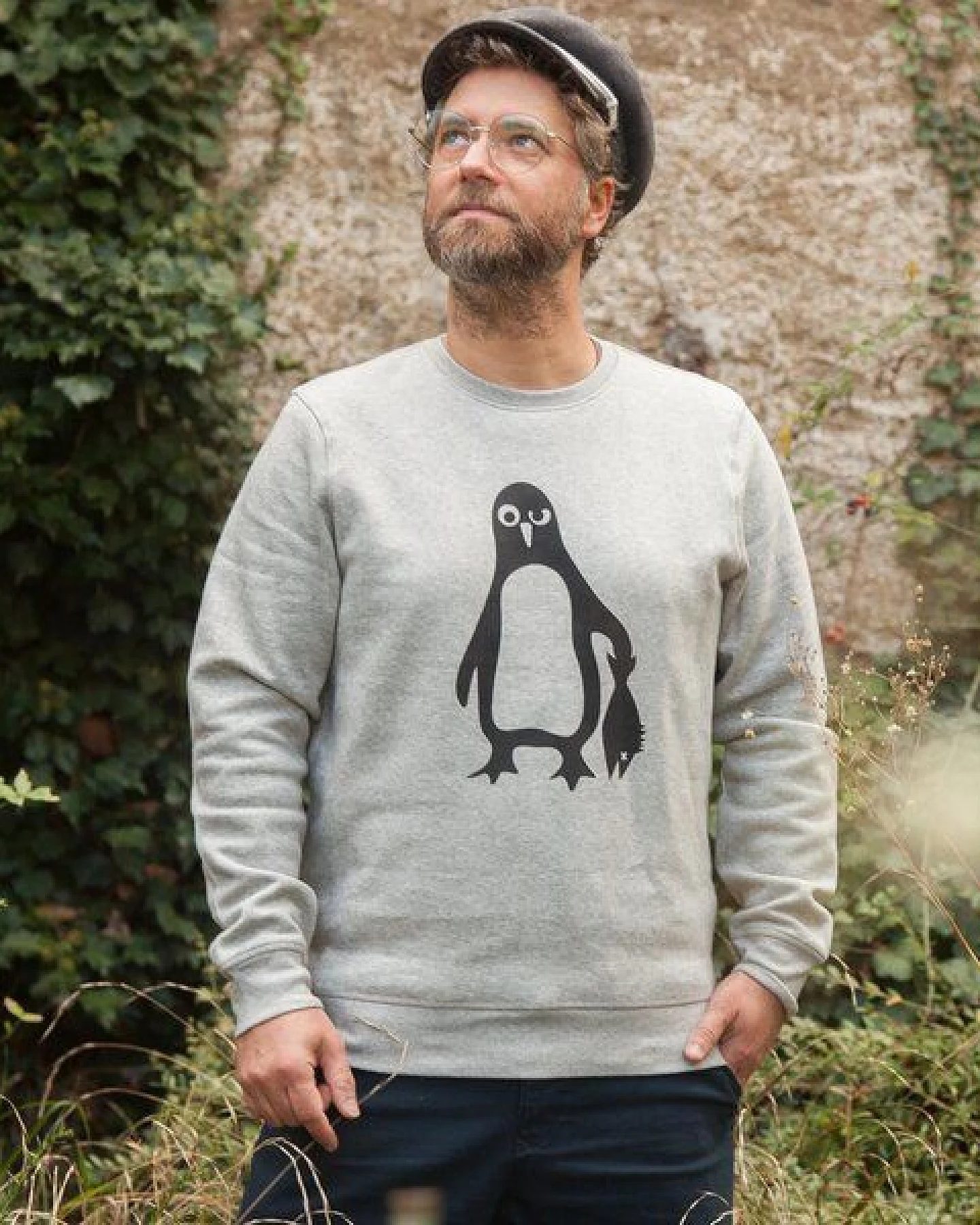 päfjes Pinguin Paul mit Fisch - Fair Wear Unisex Sweater – Ansicht 3