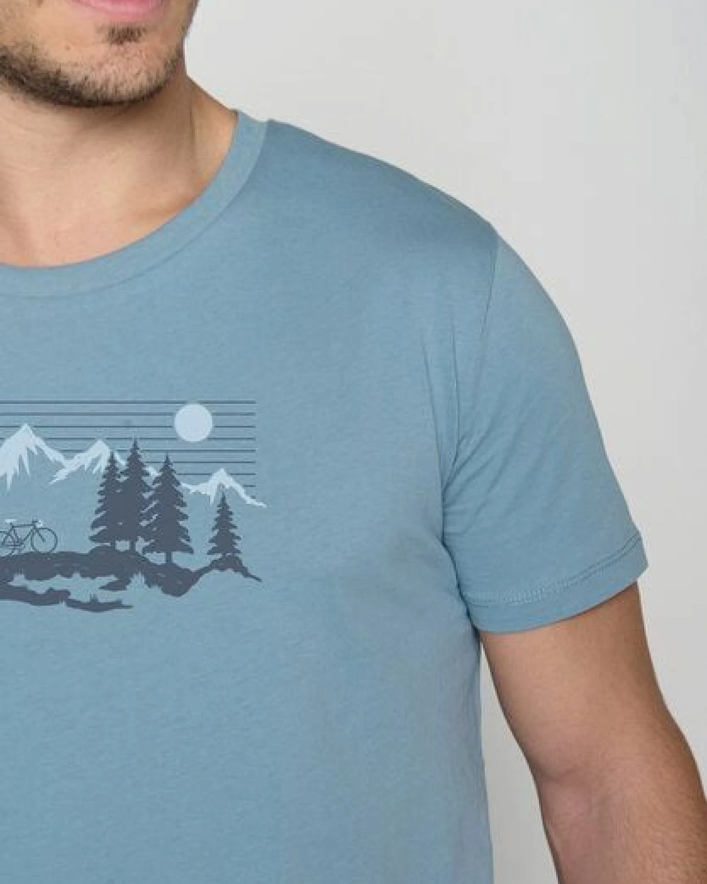 GREENBOMB Bike Mountain Pines Guide - Sportliches T-Shirt aus Bio-Baumwolle / hochwertiger Print / GOTS / Fair & Vegan – Ansicht 4