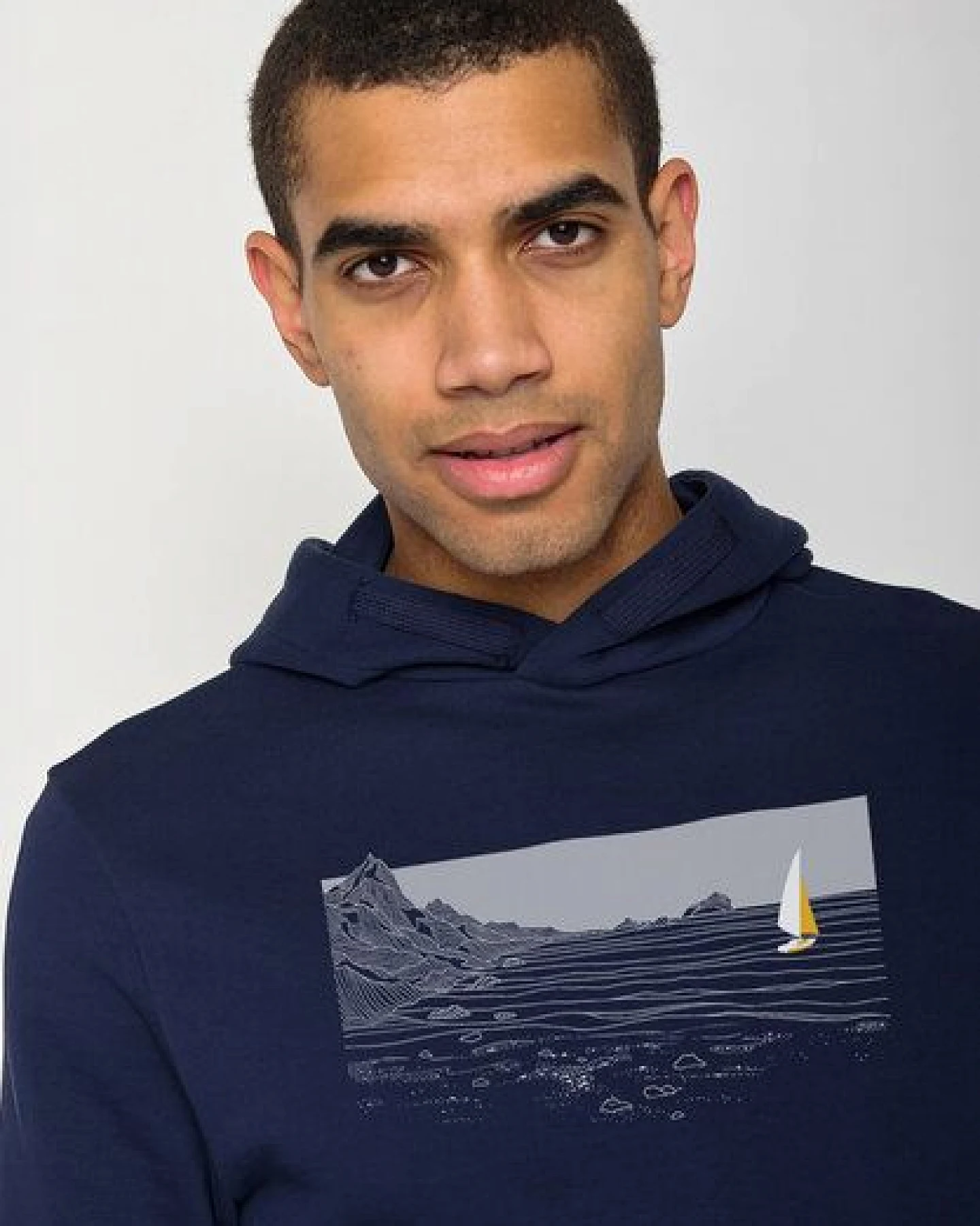 GREENBOMB Nature Cliffsail Star - Kuschliger Hoodie aus Bio-Baumwolle / hochwertiger Print / GOTS / Fair & Vegan – Ansicht 2