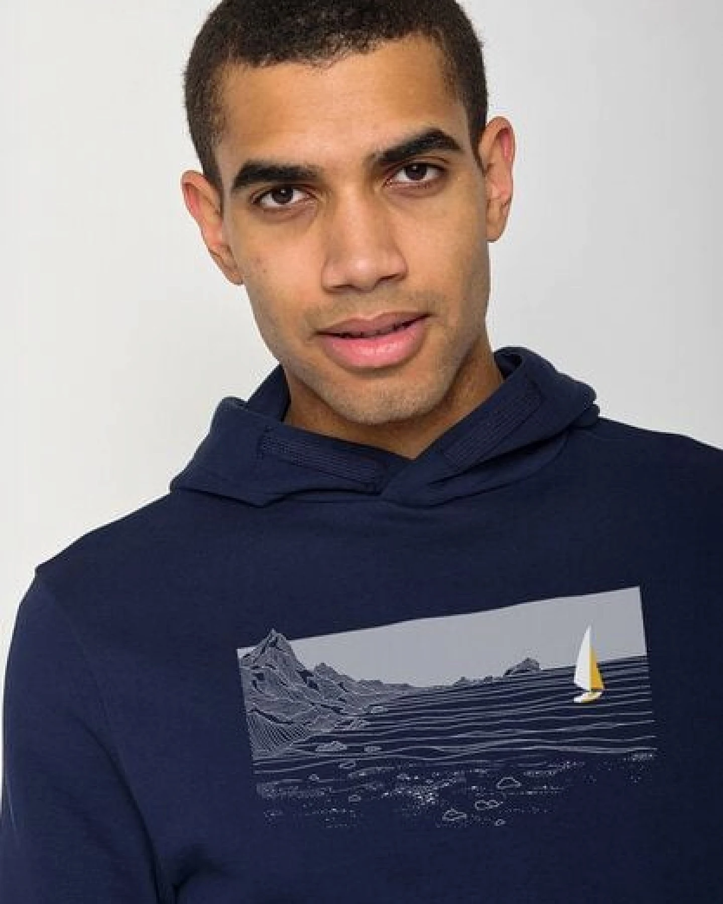 GREENBOMB Nature Cliffsail Star - Kuschliger Hoodie aus Bio-Baumwolle / hochwertiger Print / GOTS / Fair & Vegan – Ansicht 2