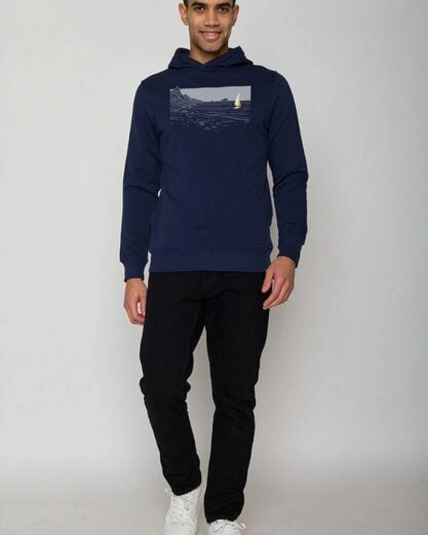 GREENBOMB Nature Cliffsail Star - Kuschliger Hoodie aus Bio-Baumwolle / hochwertiger Print / GOTS / Fair & Vegan – Ansicht 4