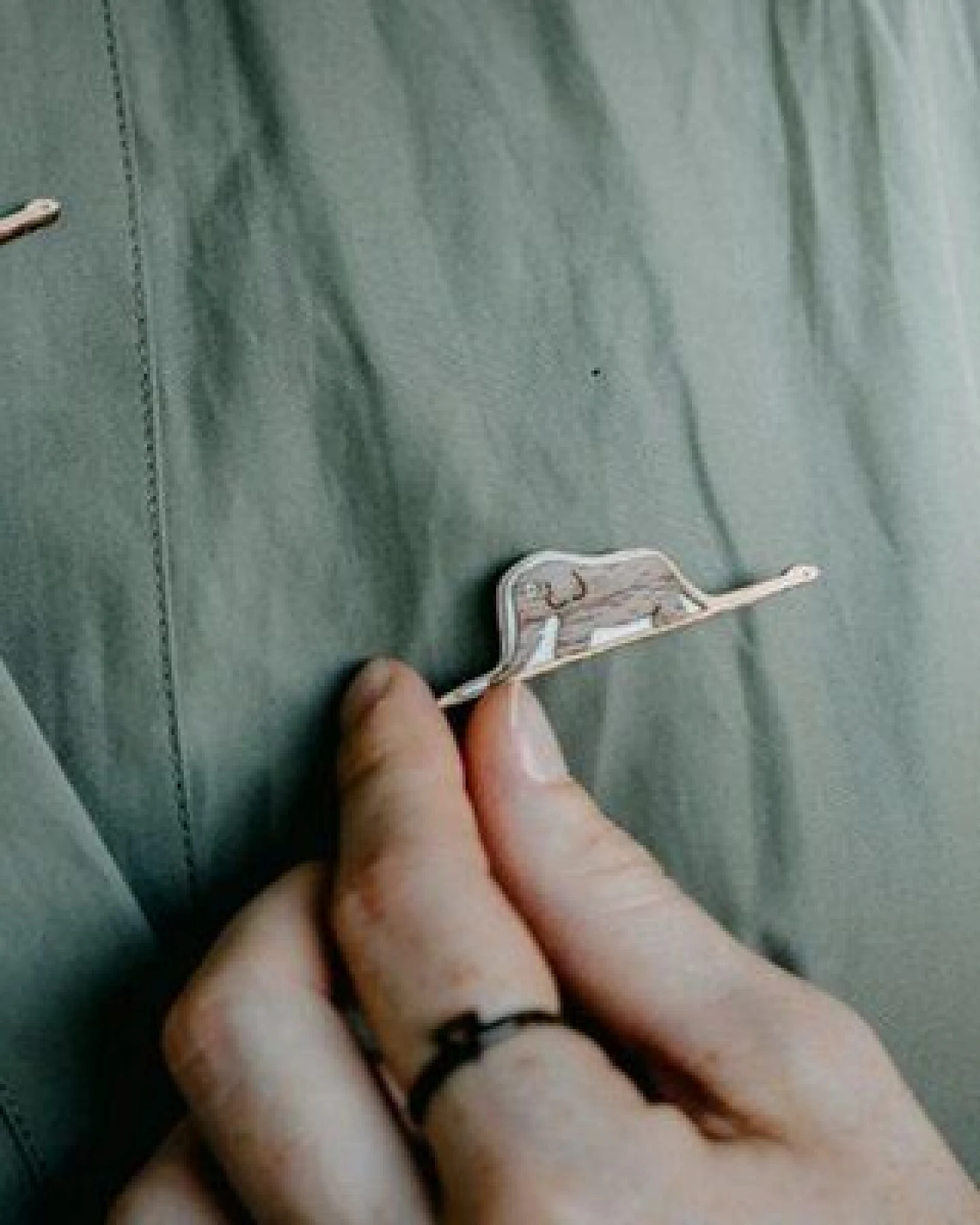 BeWooden Holzbrosche Boa Ate Elephant Brooch – handgefertigte Holz-Brosche mit Motiv aus „Der Kleine Prinz“ – Ansicht 2