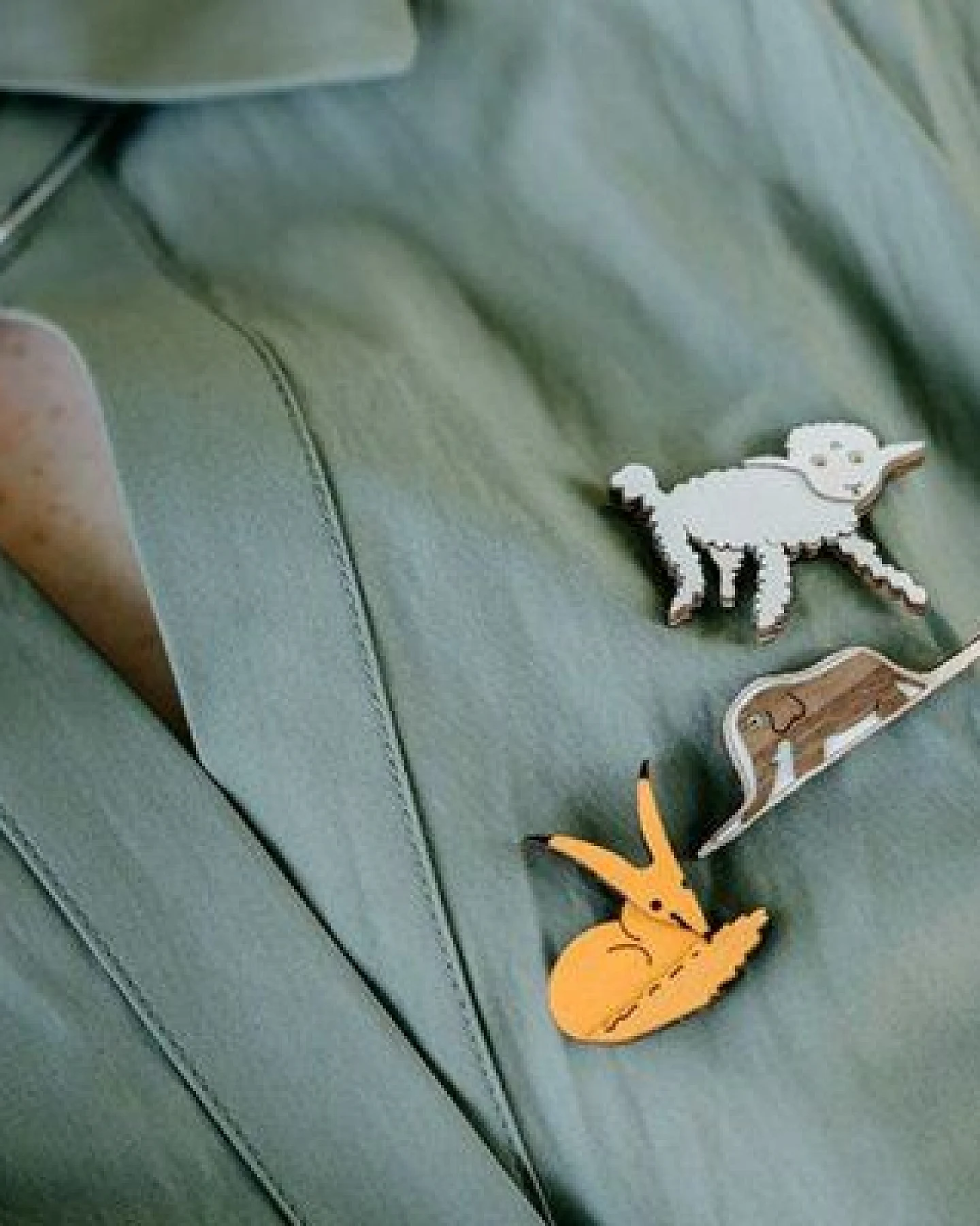 BeWooden Holzbrosche Boa Ate Elephant Brooch – handgefertigte Holz-Brosche mit Motiv aus „Der Kleine Prinz“ – Ansicht 3