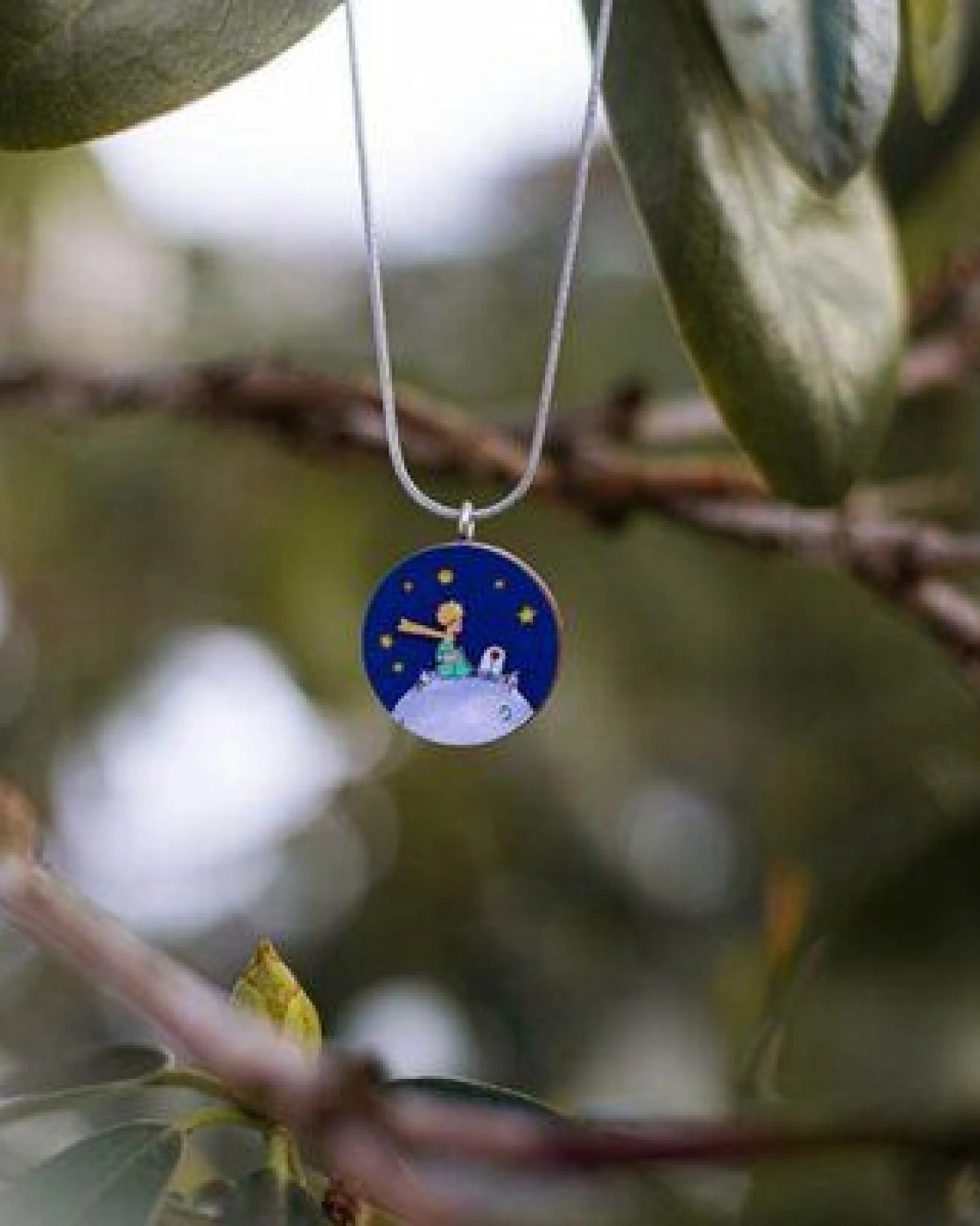 BeWooden Holzanhänger Der Kleine Prinz und seine Rose – handgefertigter Schmuck aus Birkenholz – Ansicht 2