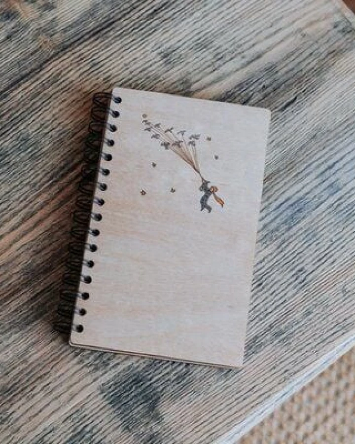 BeWooden Holznotizbuch Der kleine Prinz fliegt A5 – handgefertigtes Notizbuch mit Holzcover