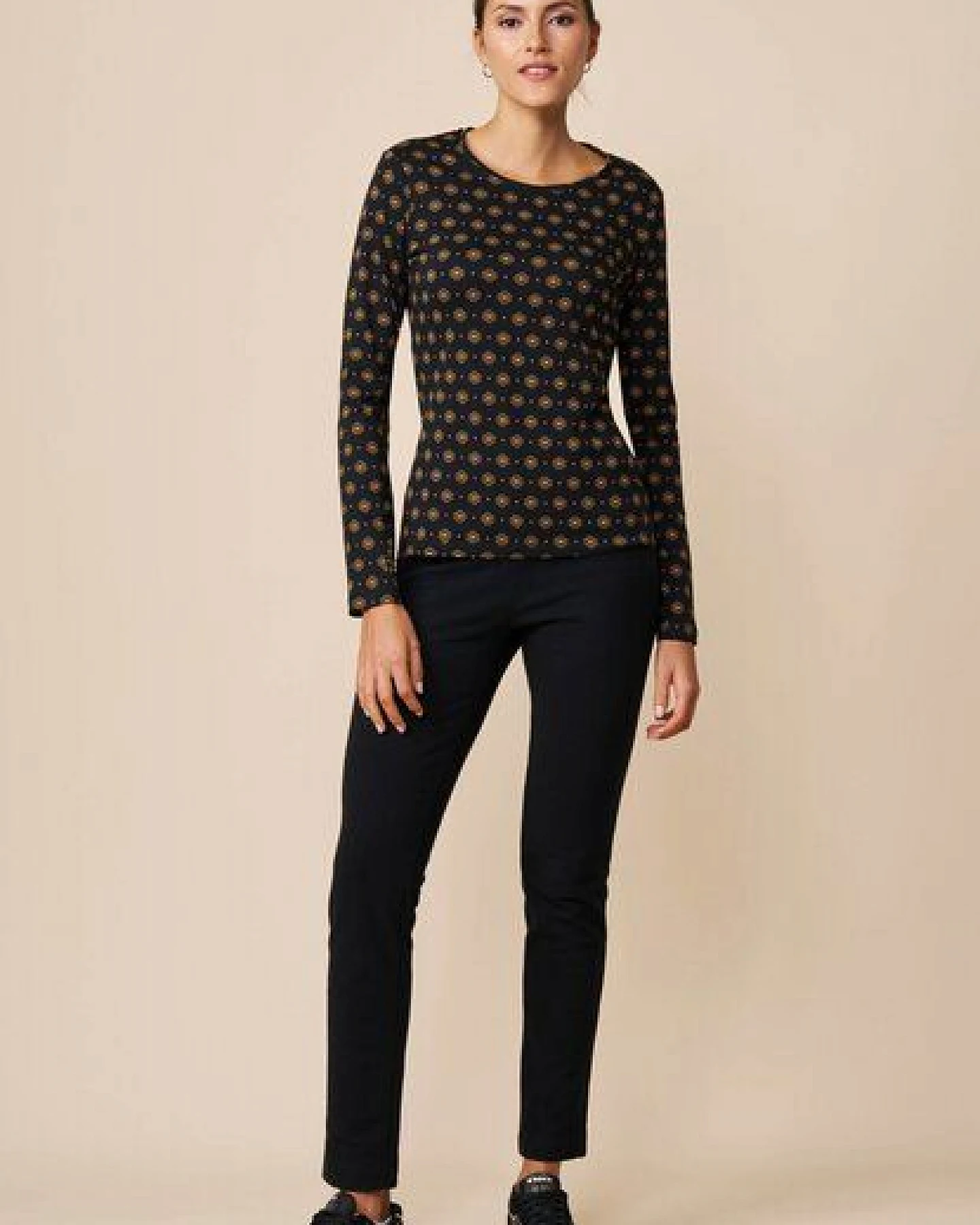 LANA Organic Shirt, Modell Nina – Ansicht 2