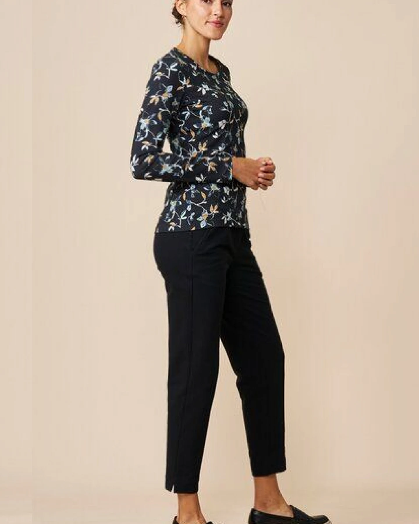 LANA Organic Shirt, Modell Nina – Ansicht 2