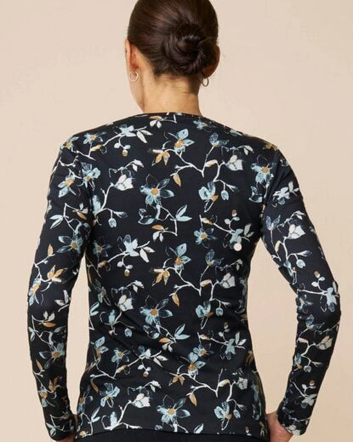 LANA Organic Shirt, Modell Nina – Ansicht 4