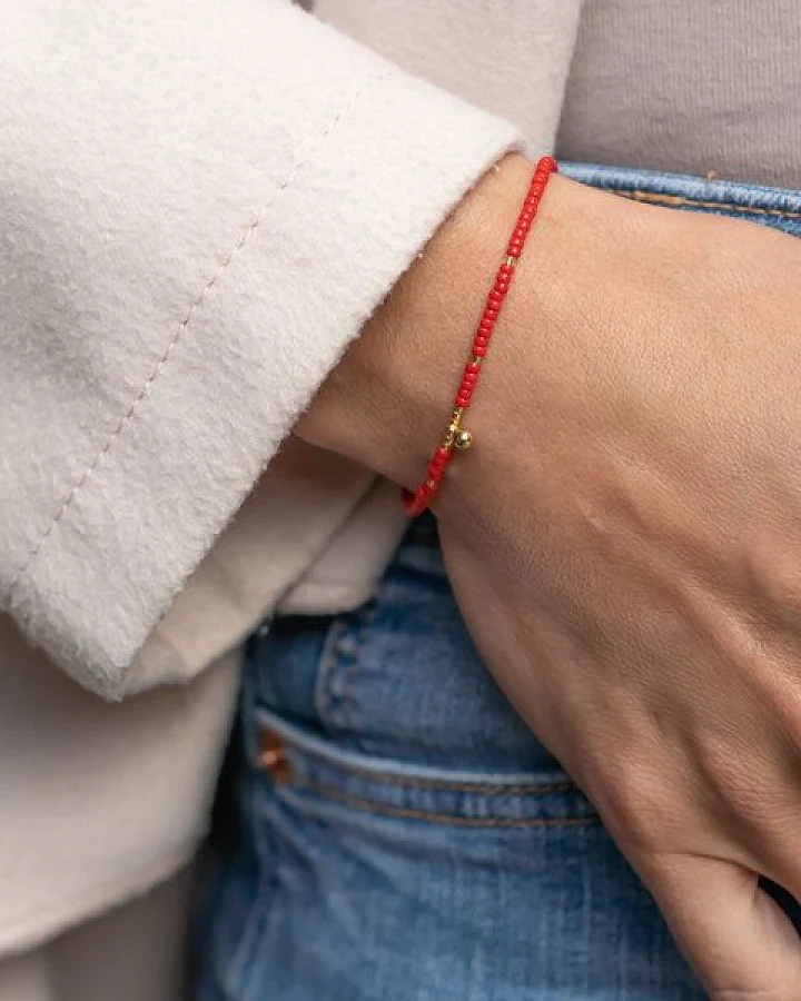 juni Rotes Armband "Milano" mit Goldkugel Anhänger und verstellbarer Schiebeperle aus recyceltem Gold