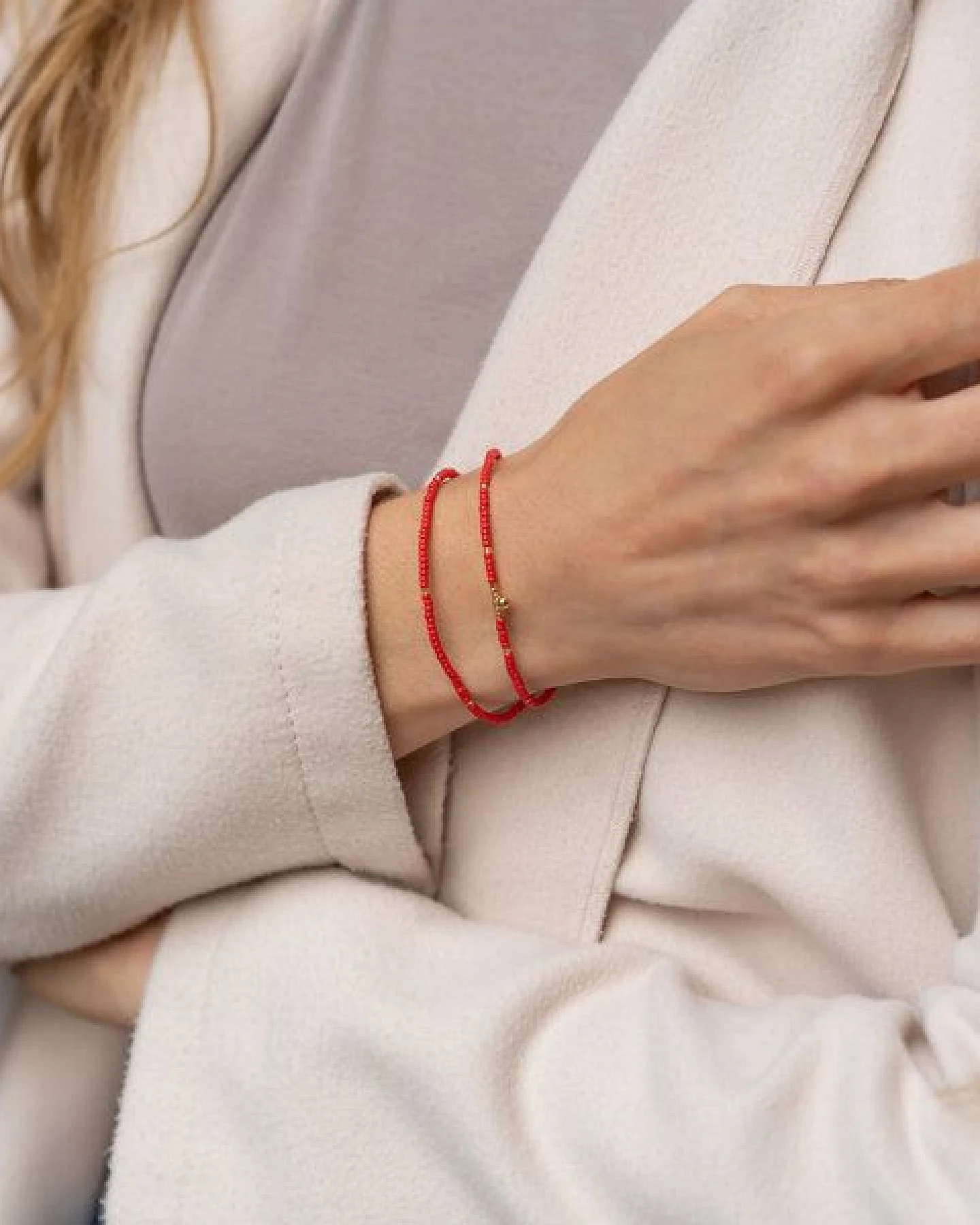 juni Rotes Armband "Milano" mit Goldkugel Anhänger und verstellbarer Schiebeperle aus recyceltem Gold – Ansicht 2