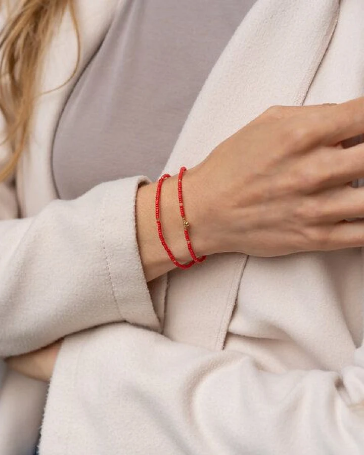 juni Rote Perlenarmbänder Set "Milano" mit Goldkugel Anhänger und verstellbarer Schiebeperle aus recyceltem Gold
