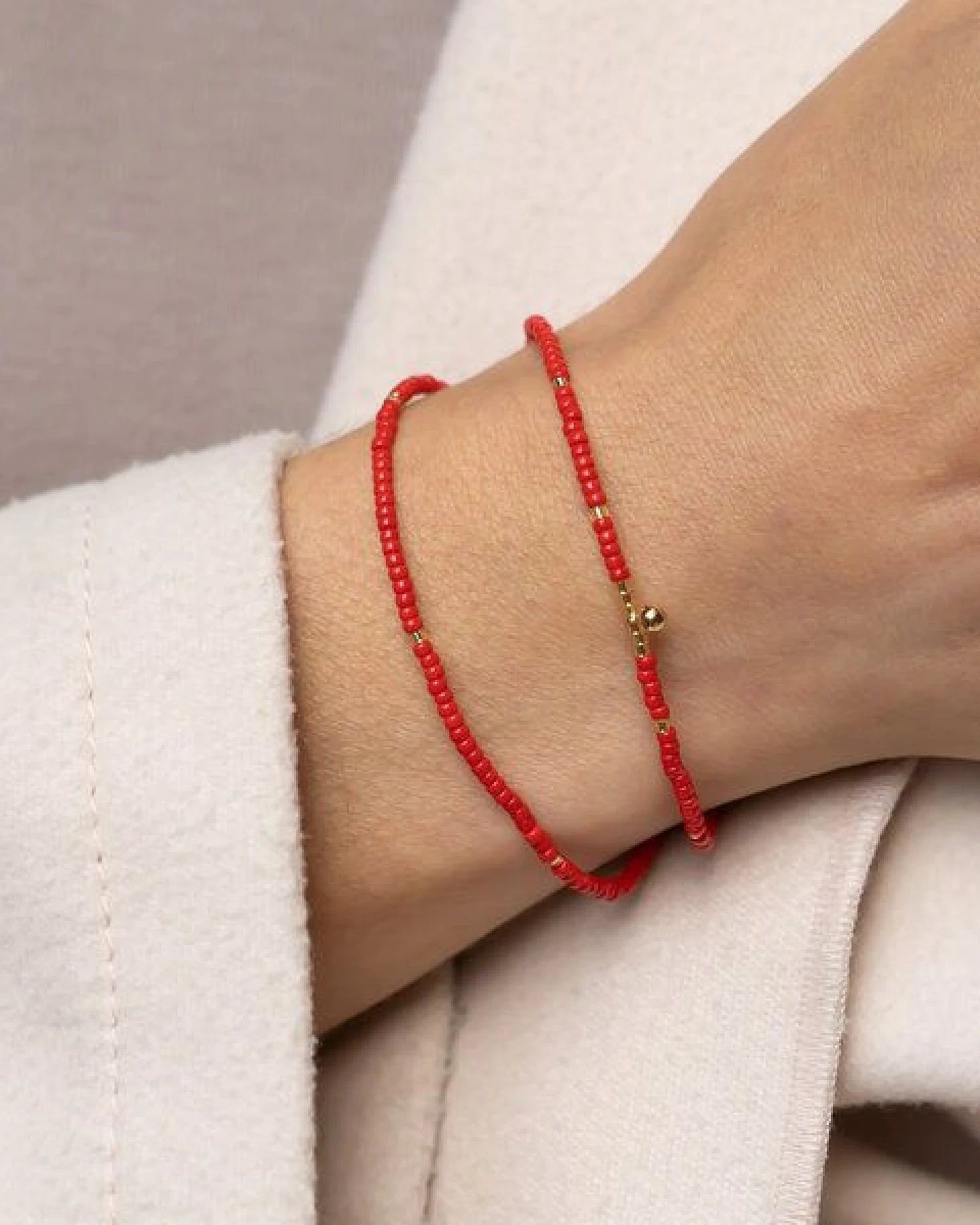 juni Rote Perlenarmbänder Set "Milano" mit Goldkugel Anhänger und verstellbarer Schiebeperle aus recyceltem Gold – Ansicht 2