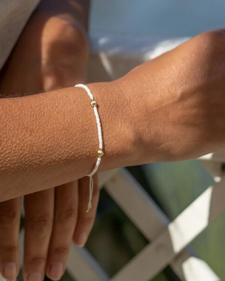juni Perlenarmband "Elise" schwarz oder weiss, mit geriffelten Goldperlen aus recyceltem Gold
