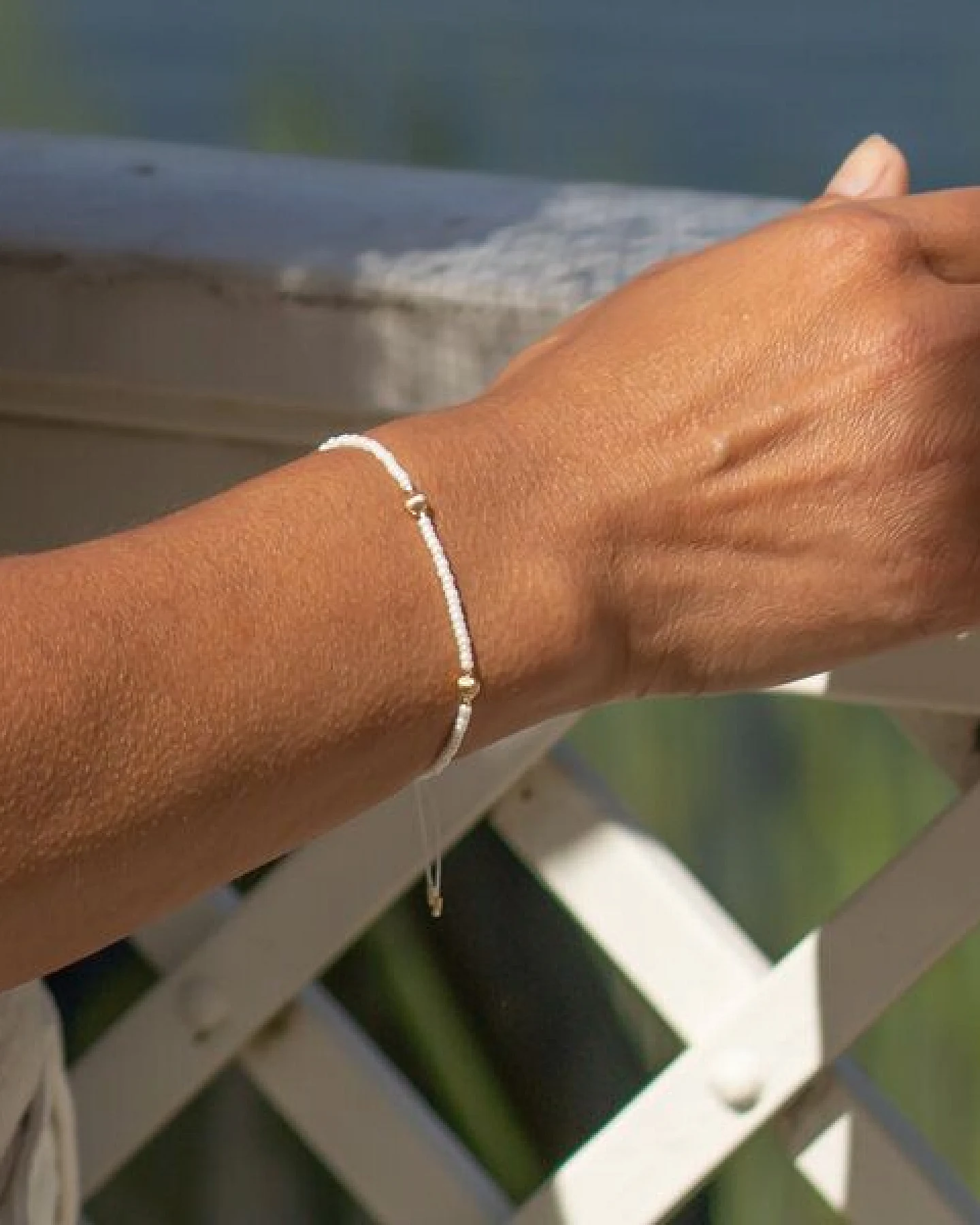 juni Perlenarmband "Elise" schwarz oder weiss, mit geriffelten Goldperlen aus recyceltem Gold – Ansicht 2