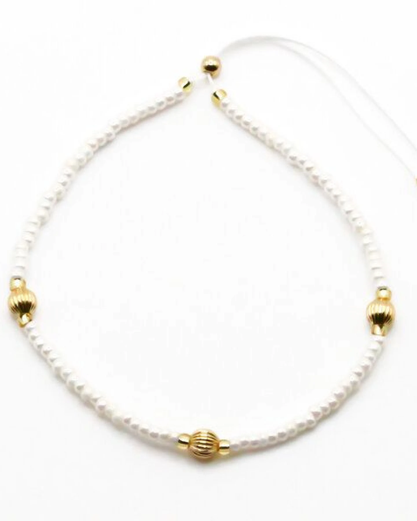 juni Perlenarmband "Elise" schwarz oder weiss, mit geriffelten Goldperlen aus recyceltem Gold – Ansicht 3