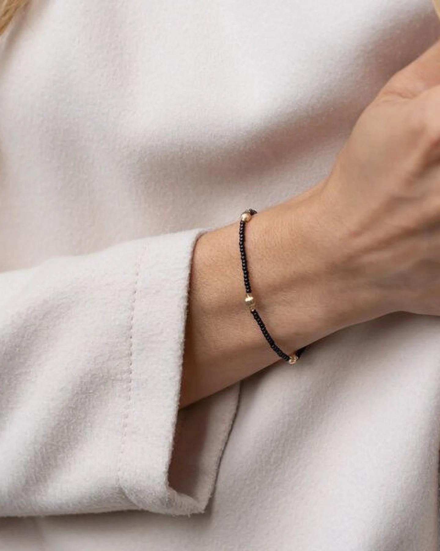 juni Perlenarmband "Elise" schwarz oder weiss, mit geriffelten Goldperlen aus recyceltem Gold – Ansicht 2