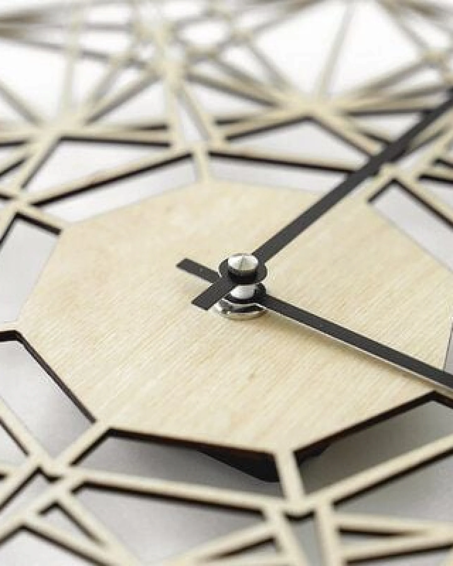 BeWooden Holzuhr Arte Clock – handgefertigte Wanduhr aus Birkenholz im Art-Deco Stil – Ansicht 3
