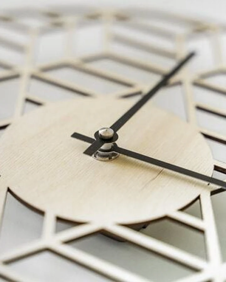 BeWooden Holzuhr Cube Clock – handgefertigte Wanduhr aus Birkenholz im Art-Deco Stil