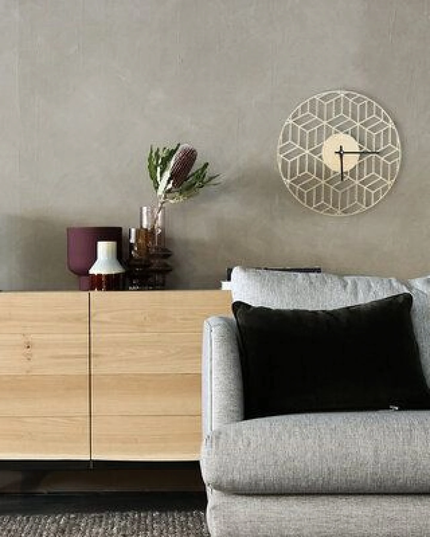 BeWooden Holzuhr Cube Clock – handgefertigte Wanduhr aus Birkenholz im Art-Deco Stil – Ansicht 3