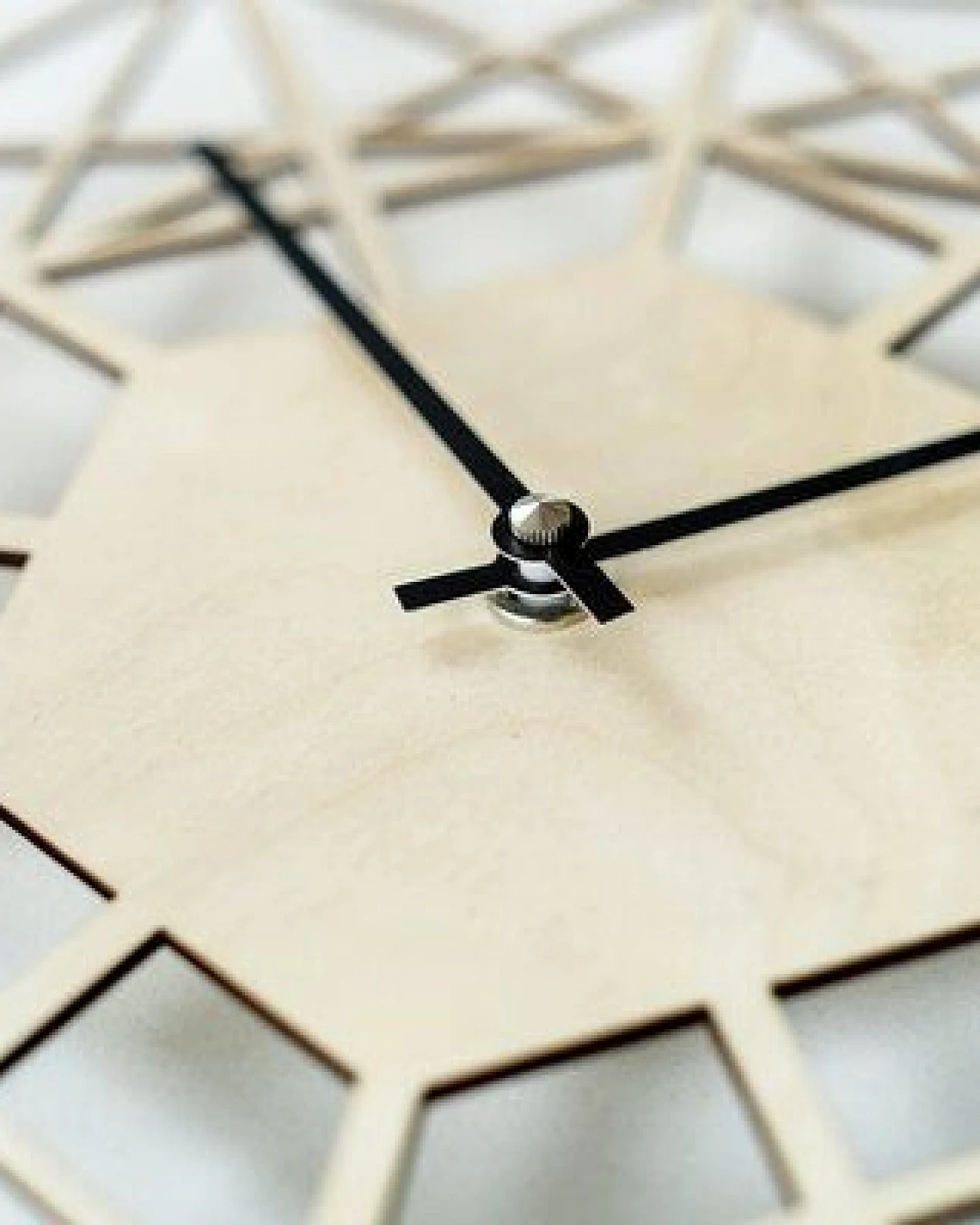 BeWooden Holzuhr Net Clock – handgefertigte Wanduhr aus Birkenholz – Ansicht 2