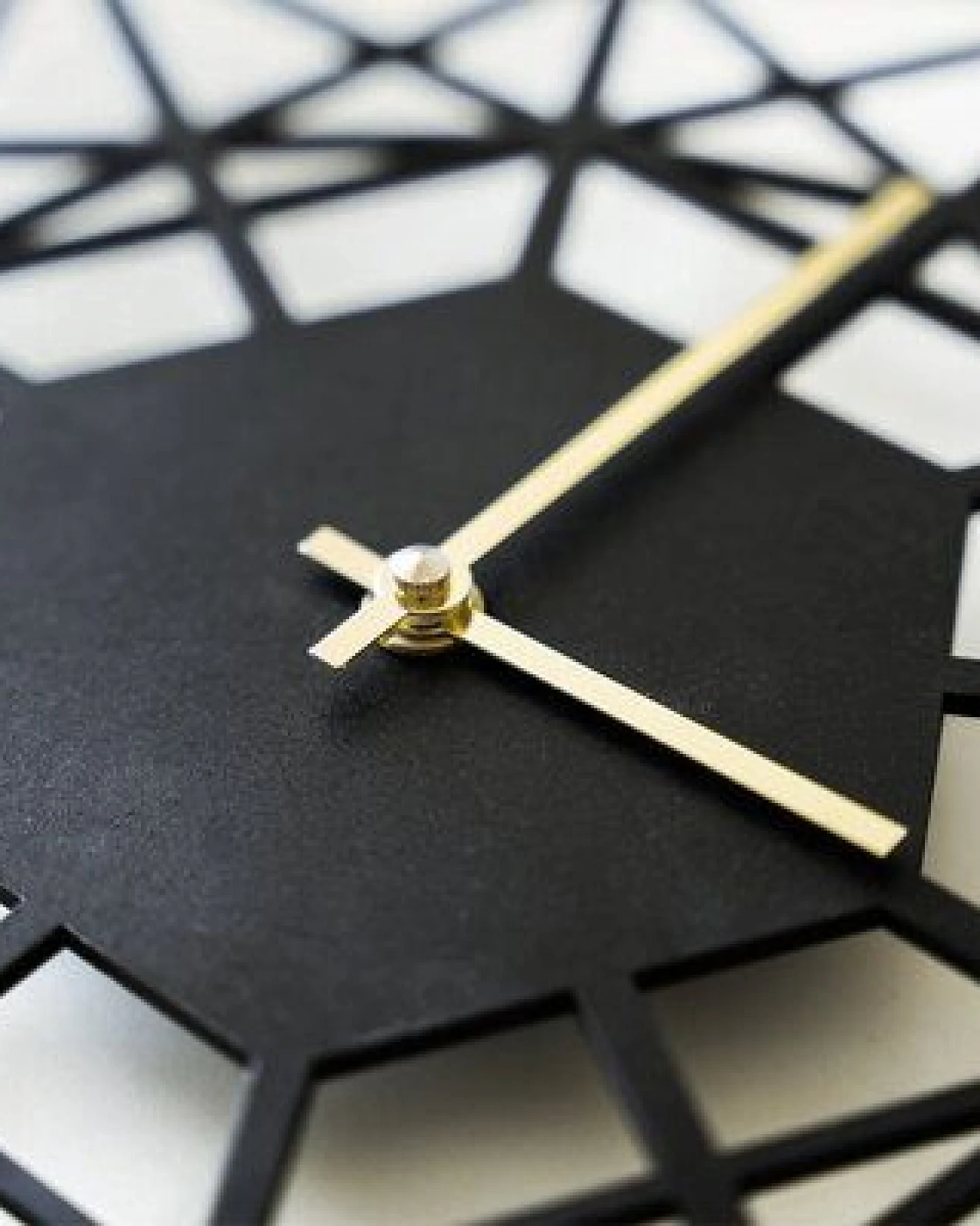 BeWooden Holzuhr „Net Nox Clock“ – handgefertigte Wanduhr aus Birkenholz – Ansicht 3
