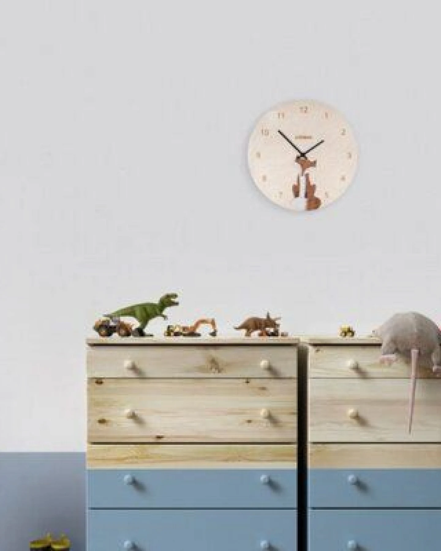 BeWooden Holzuhr Fox Clock – handgefertigte Wanduhr aus Birkenholz mit Fuchs-Motiv – Ansicht 4