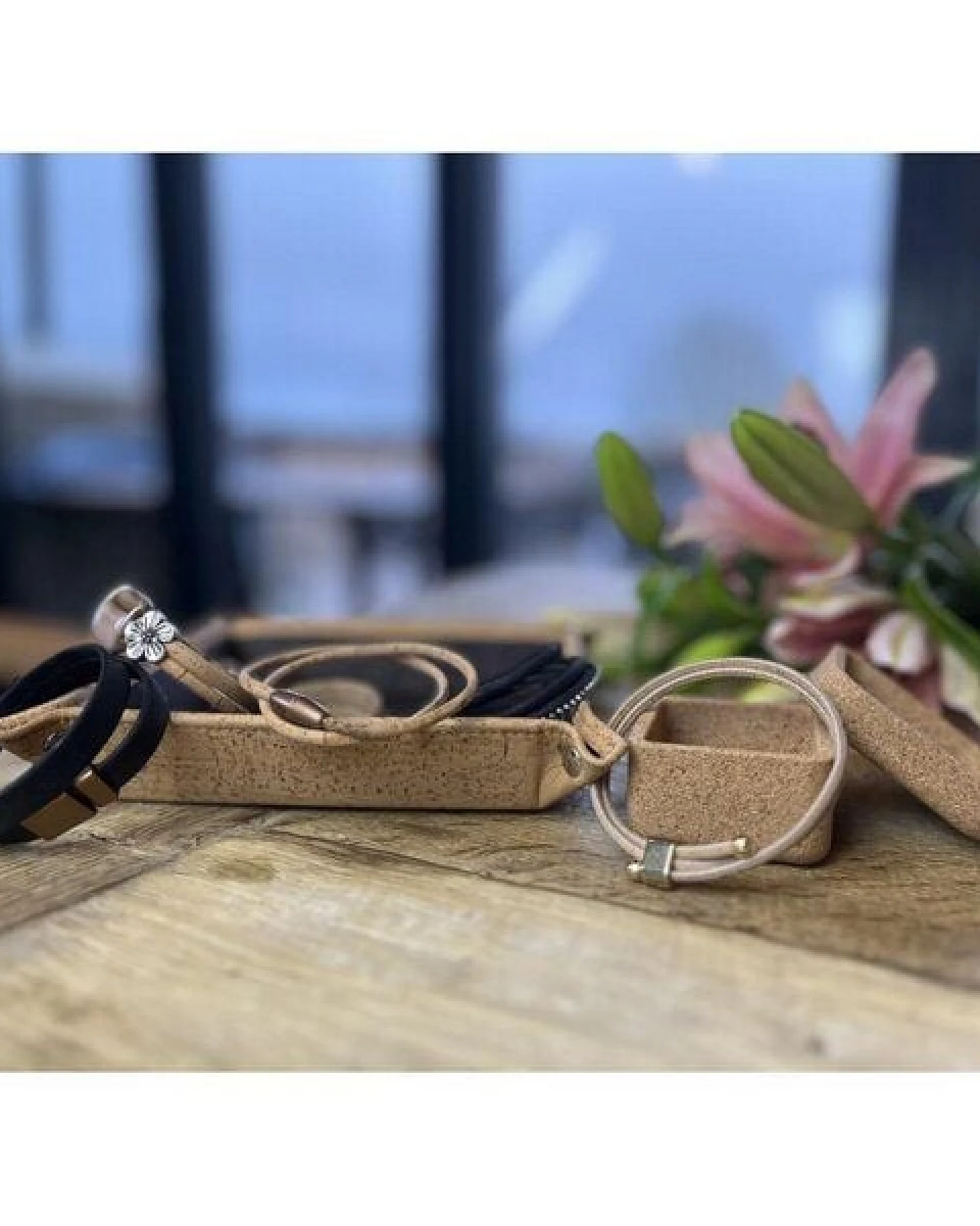 Kork-Deko Korkarmband mit Blumen-Applikation – vegan, handgefertigt, nachhaltig & verstellbar – Ansicht 4