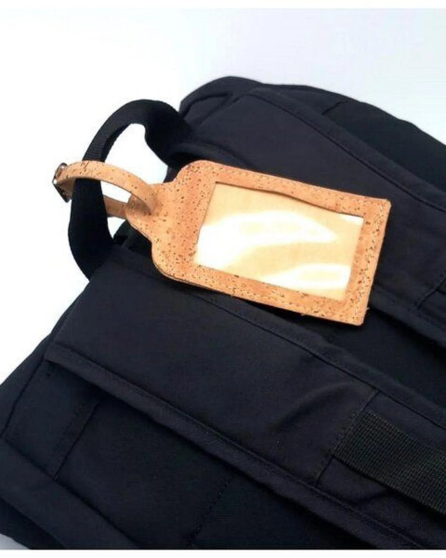Kork-Deko Kofferanhänger aus Korkstoff (Beige) mit Schnalle – robust & stilvoll – Ansicht 4