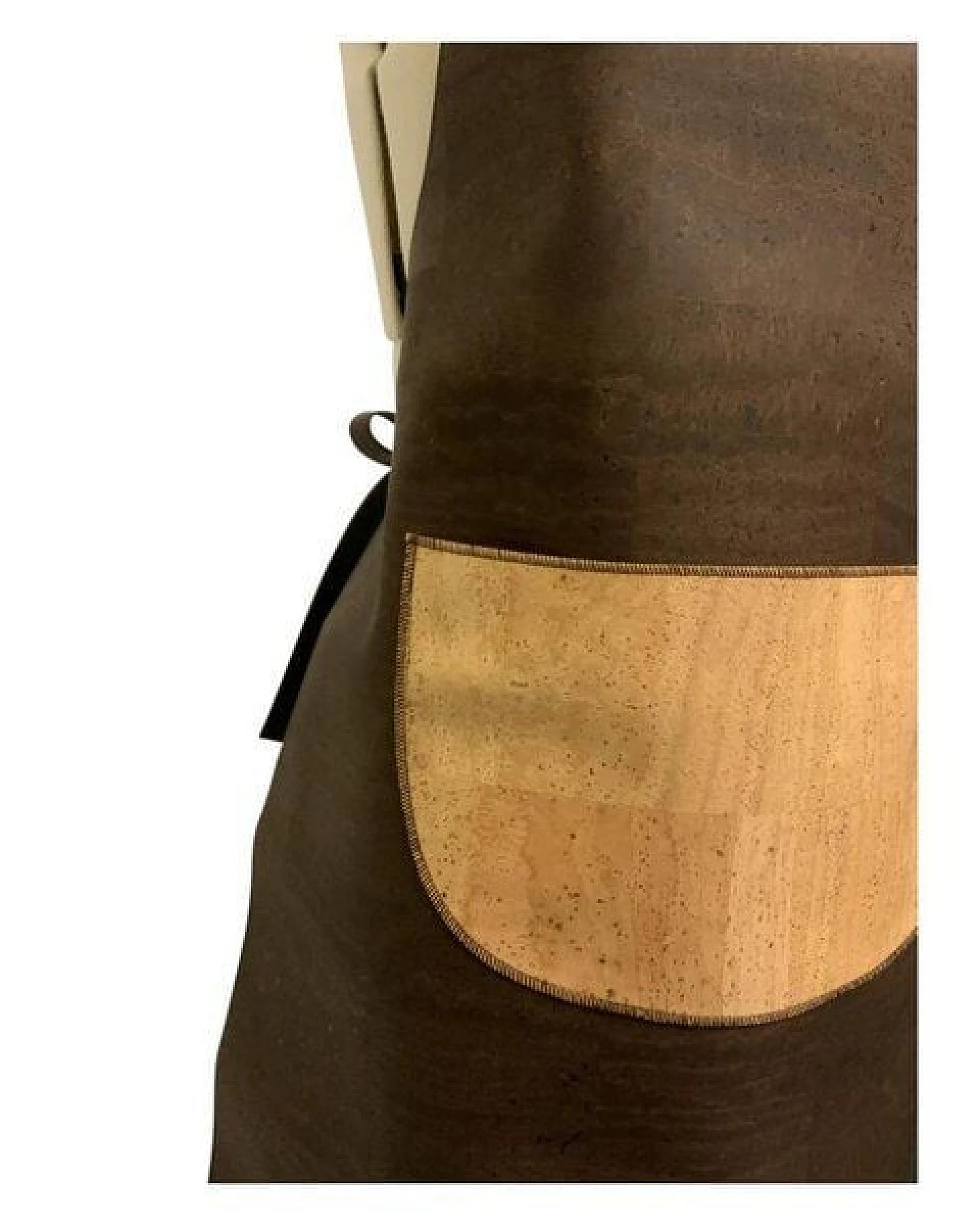 Kork-Deko Schürze aus Korkstoff – dunkelbraun mit Tasche, vegan, wasserabweisend, verstellbar – Ansicht 3