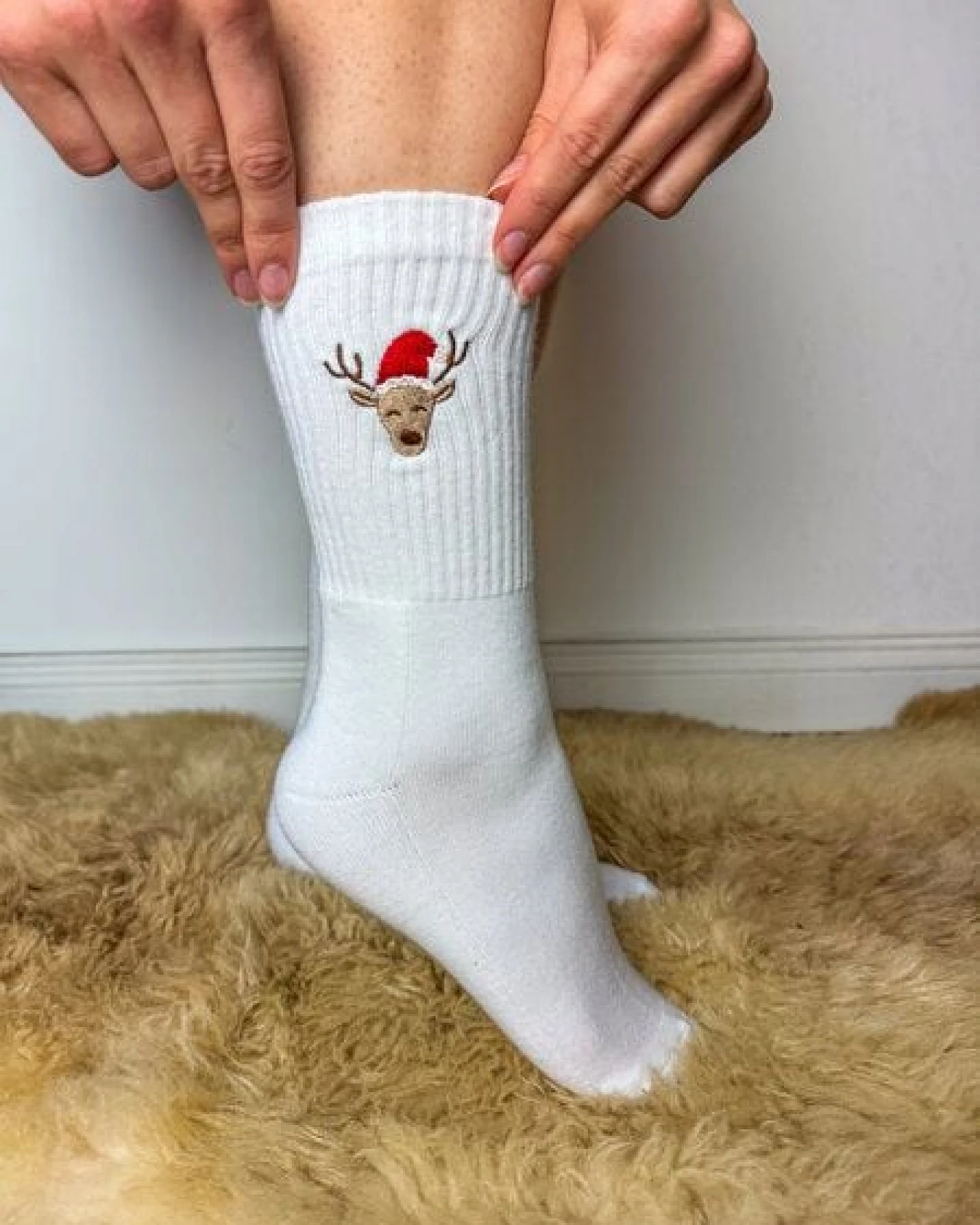 sticknic Socken mit Weihnachts Rentier Motiv gestickt - Minimalistische Stickerei - Tennissocken - Kuschelsocken - Geschenk Weihnachten - Weihnachtssocken – Ansicht 4