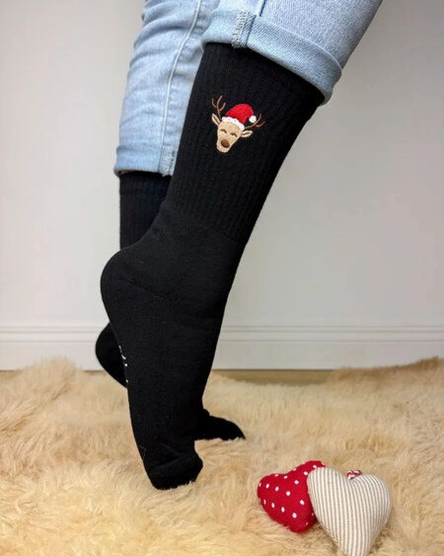 sticknic Socken mit Weihnachts Rentier Motiv gestickt - Minimalistische Stickerei - Tennissocken - Kuschelsocken - Geschenk Weihnachten - Weihnachtssocken – Ansicht 3