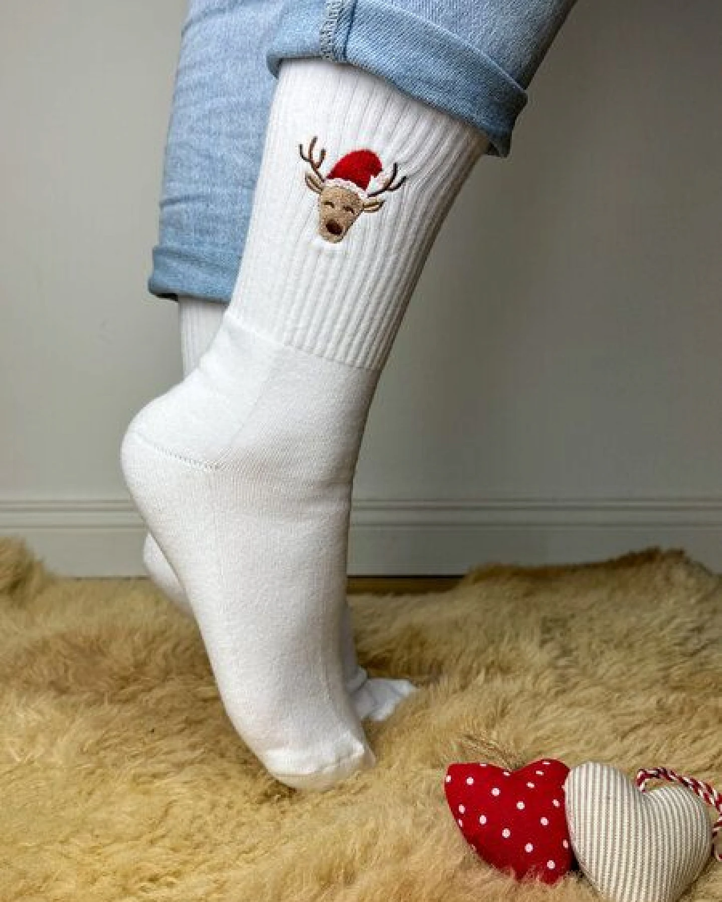 sticknic Socken mit Weihnachts Rentier Motiv gestickt - Minimalistische Stickerei - Tennissocken - Kuschelsocken - Geschenk Weihnachten - Weihnachtssocken – Ansicht 3