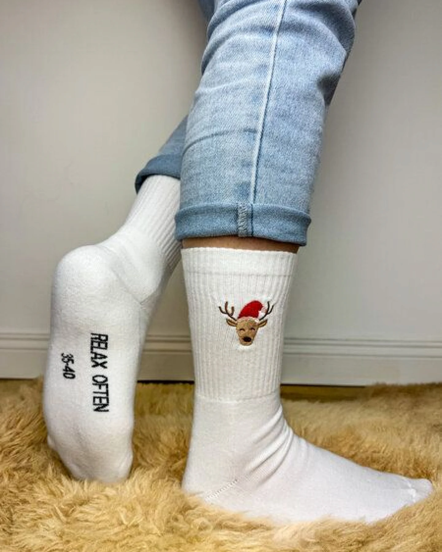 sticknic Socken mit Weihnachts Rentier Motiv gestickt - Minimalistische Stickerei - Tennissocken - Kuschelsocken - Geschenk Weihnachten - Weihnachtssocken – Ansicht 4