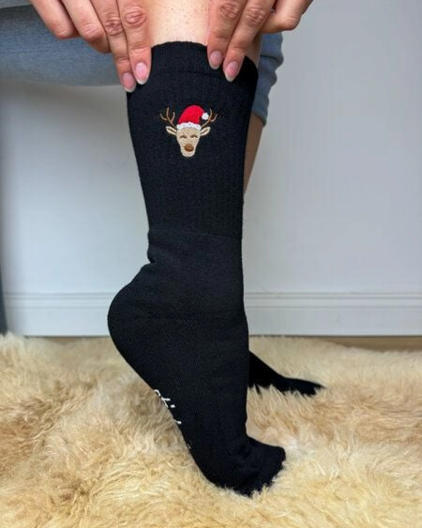 sticknic Socken mit Weihnachts Rentier Motiv gestickt - Minimalistische Stickerei - Tennissocken - Kuschelsocken - Geschenk Weihnachten - Weihnachtssocken – Ansicht 3