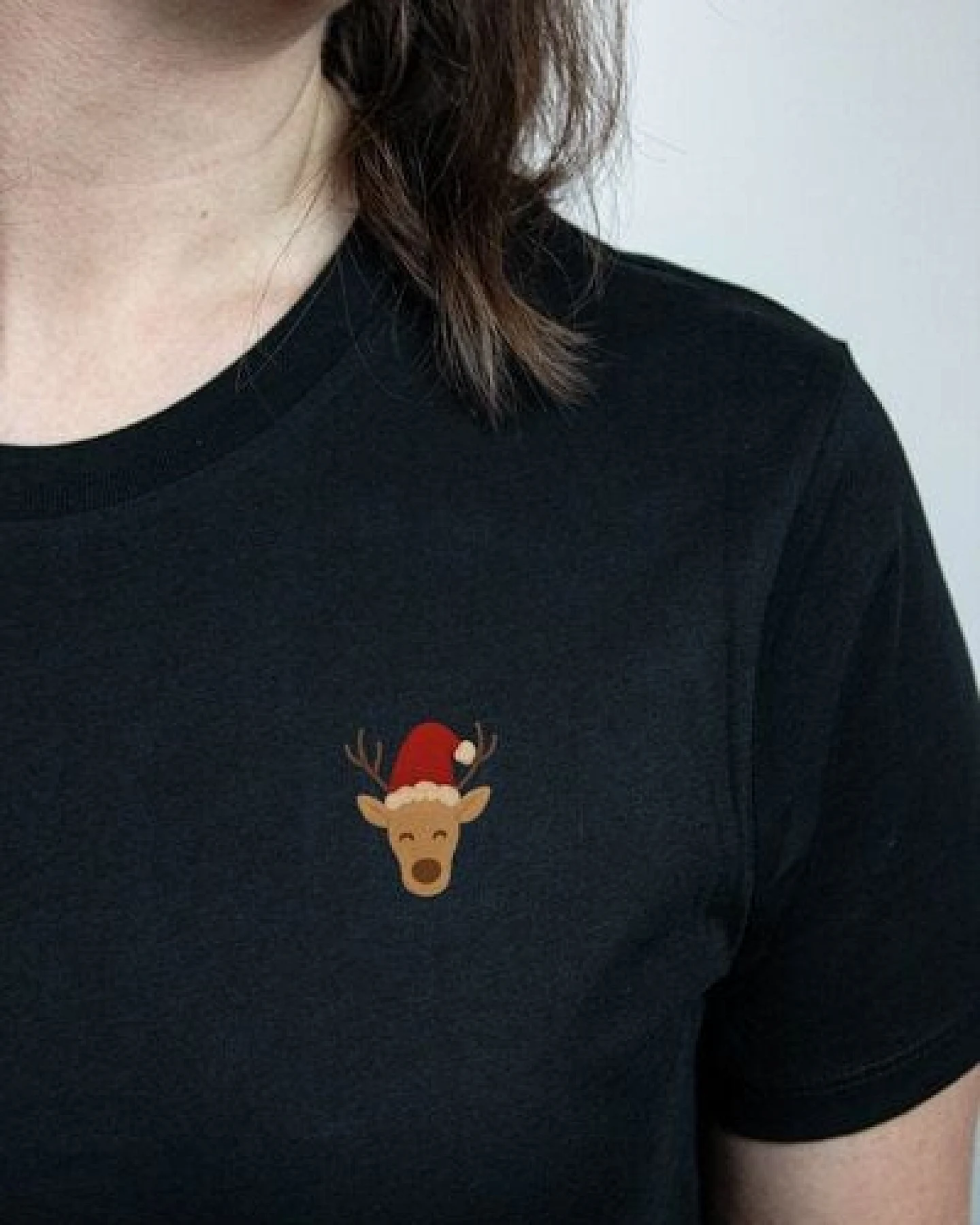 sticknic T-Shirt mit Weihnachts Motiv Rentier gestickt - Minimalistische Stickerei - Auch als Geschenk für Weihnachten – Ansicht 2