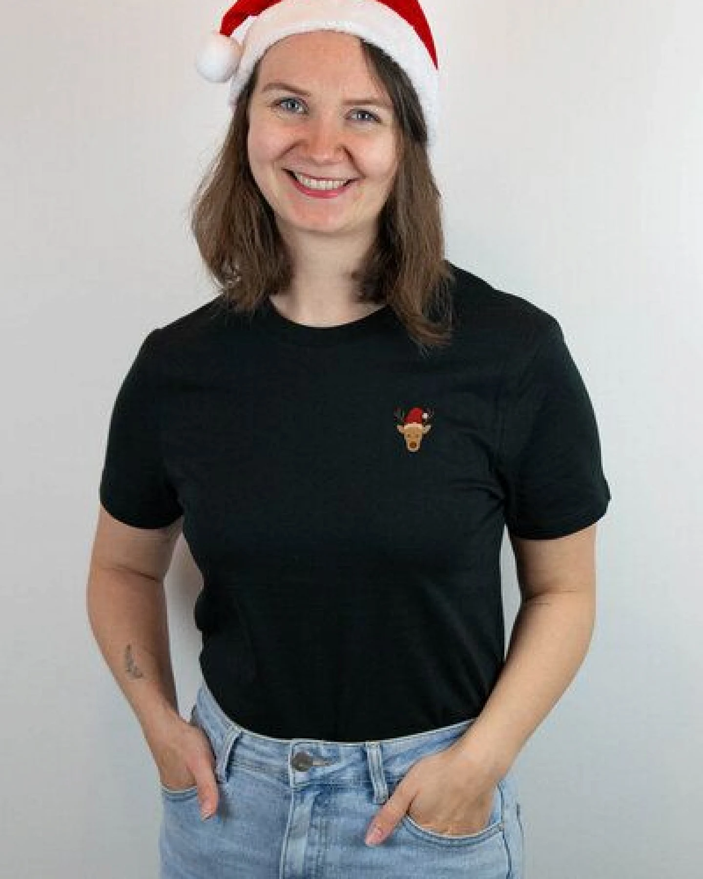 sticknic T-Shirt mit Weihnachts Motiv Rentier gestickt - Minimalistische Stickerei - Auch als Geschenk für Weihnachten – Ansicht 3