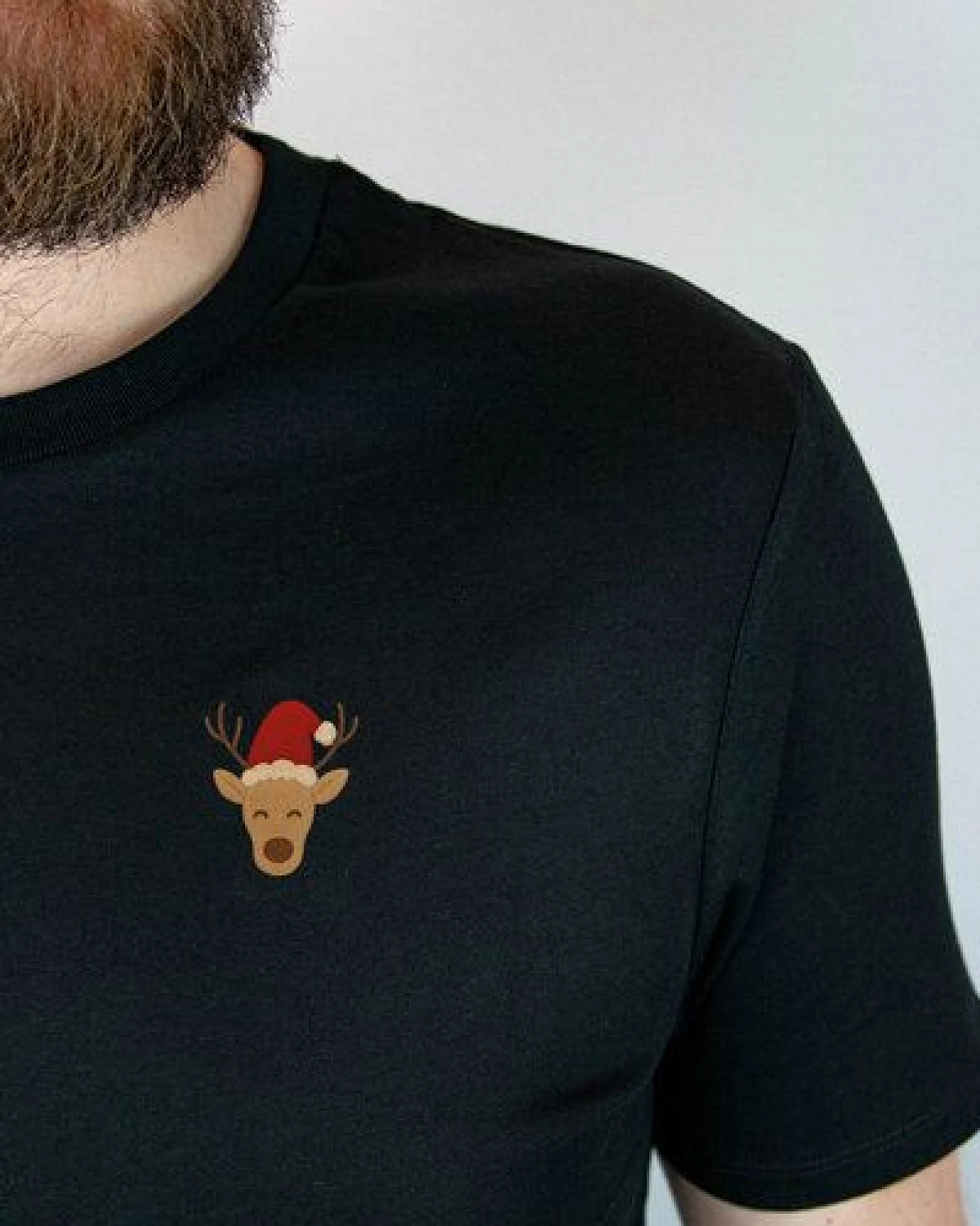 sticknic T-Shirt mit Weihnachts Motiv Lama gestickt - Minimalistische Stickerei - Auch als Geschenk für Weihnachten – Ansicht 2