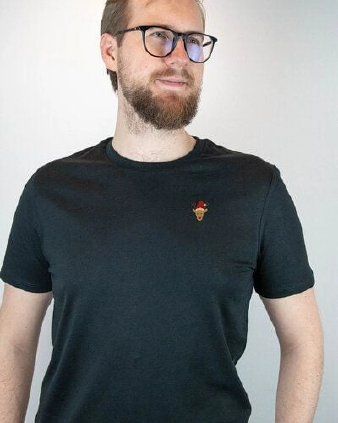 sticknic T-Shirt mit Weihnachts Motiv Lama gestickt - Minimalistische Stickerei - Auch als Geschenk für Weihnachten – Ansicht 3