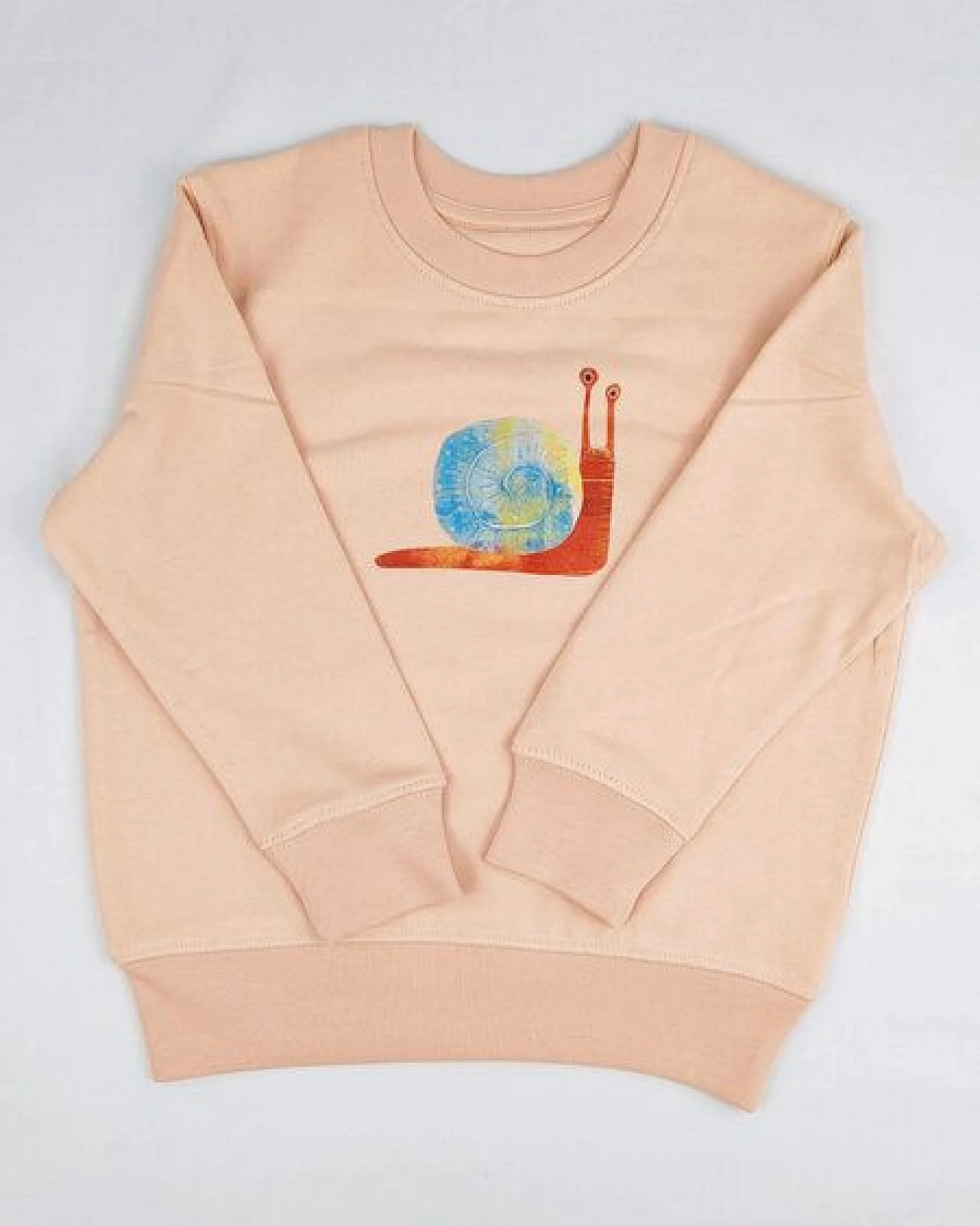 Meladi Kinder Sweater aus Biobaumwolle - Schnecke auf Creme Latte – Ansicht 3