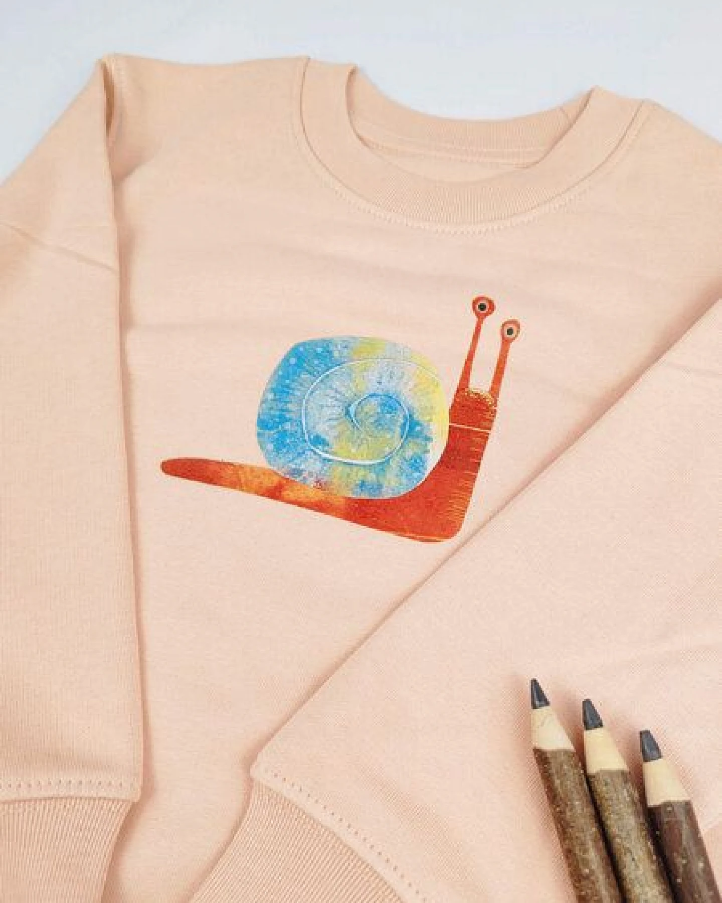 Meladi Kinder Sweater aus Biobaumwolle - Schnecke auf Creme Latte – Ansicht 2