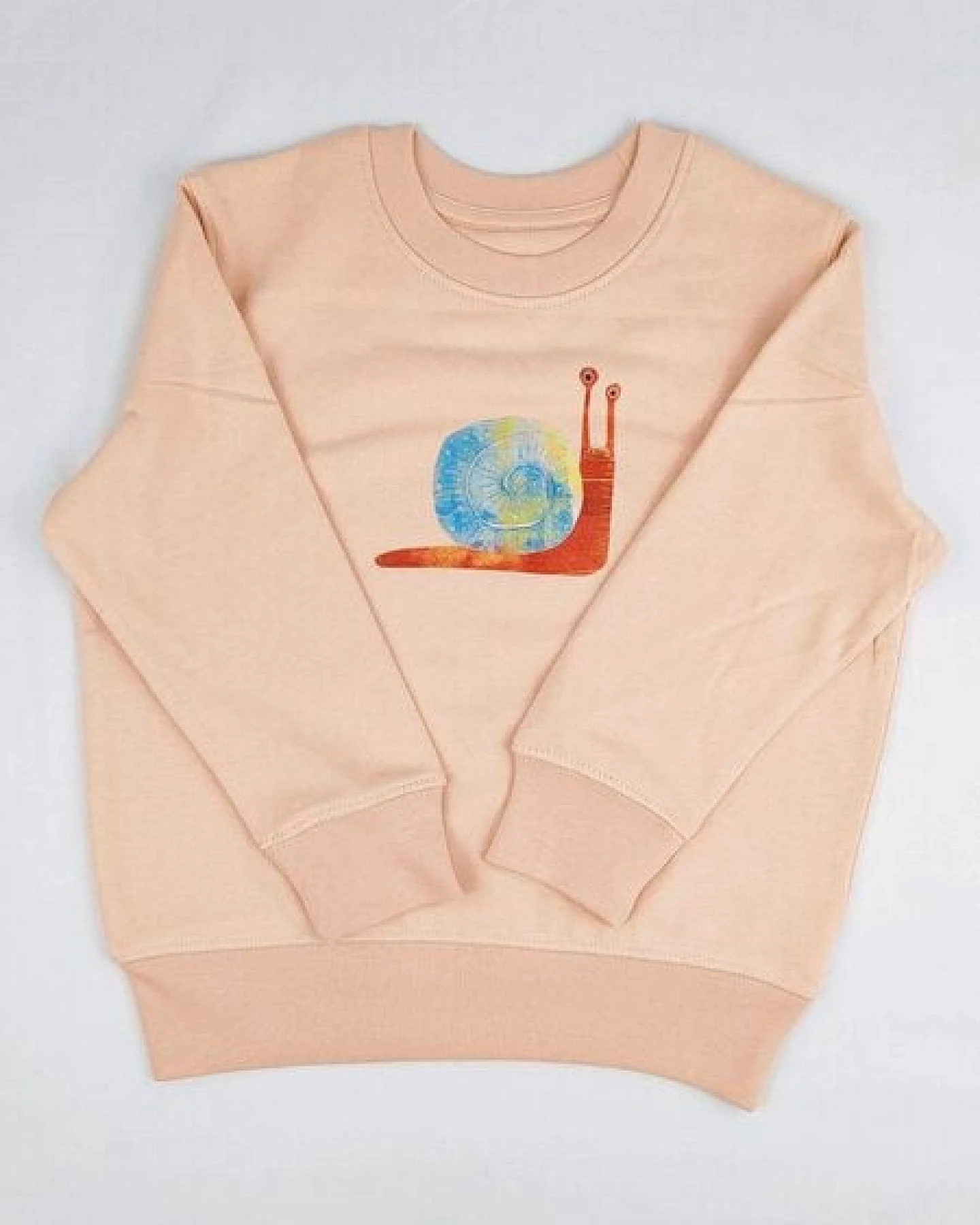 Meladi Kinder Sweater aus Biobaumwolle - Schnecke auf Creme Latte – Ansicht 3