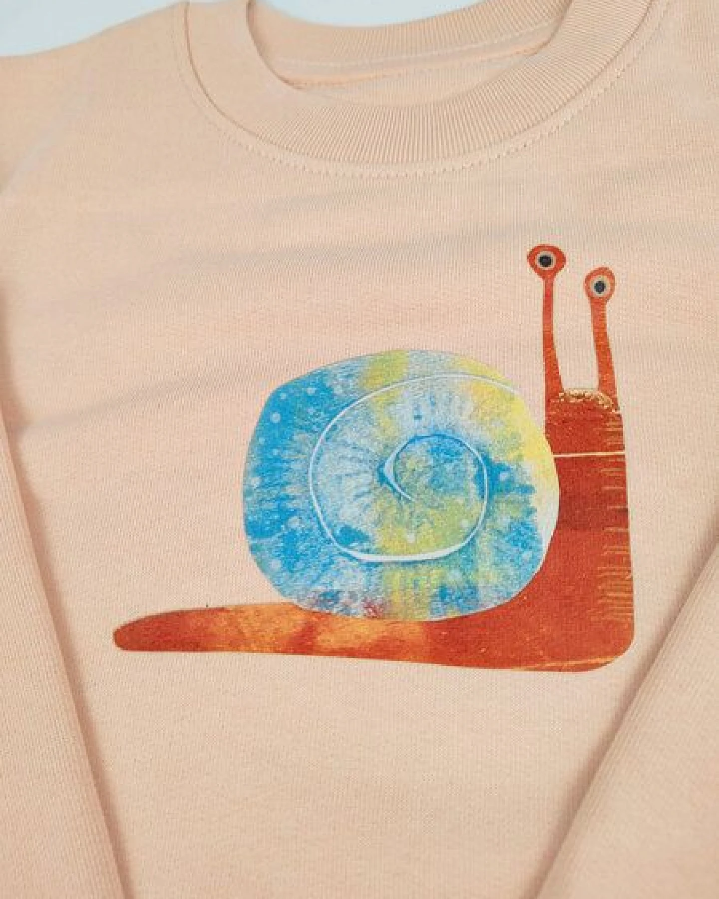 Meladi Kinder Sweater aus Biobaumwolle - Schnecke auf Creme Latte – Ansicht 4