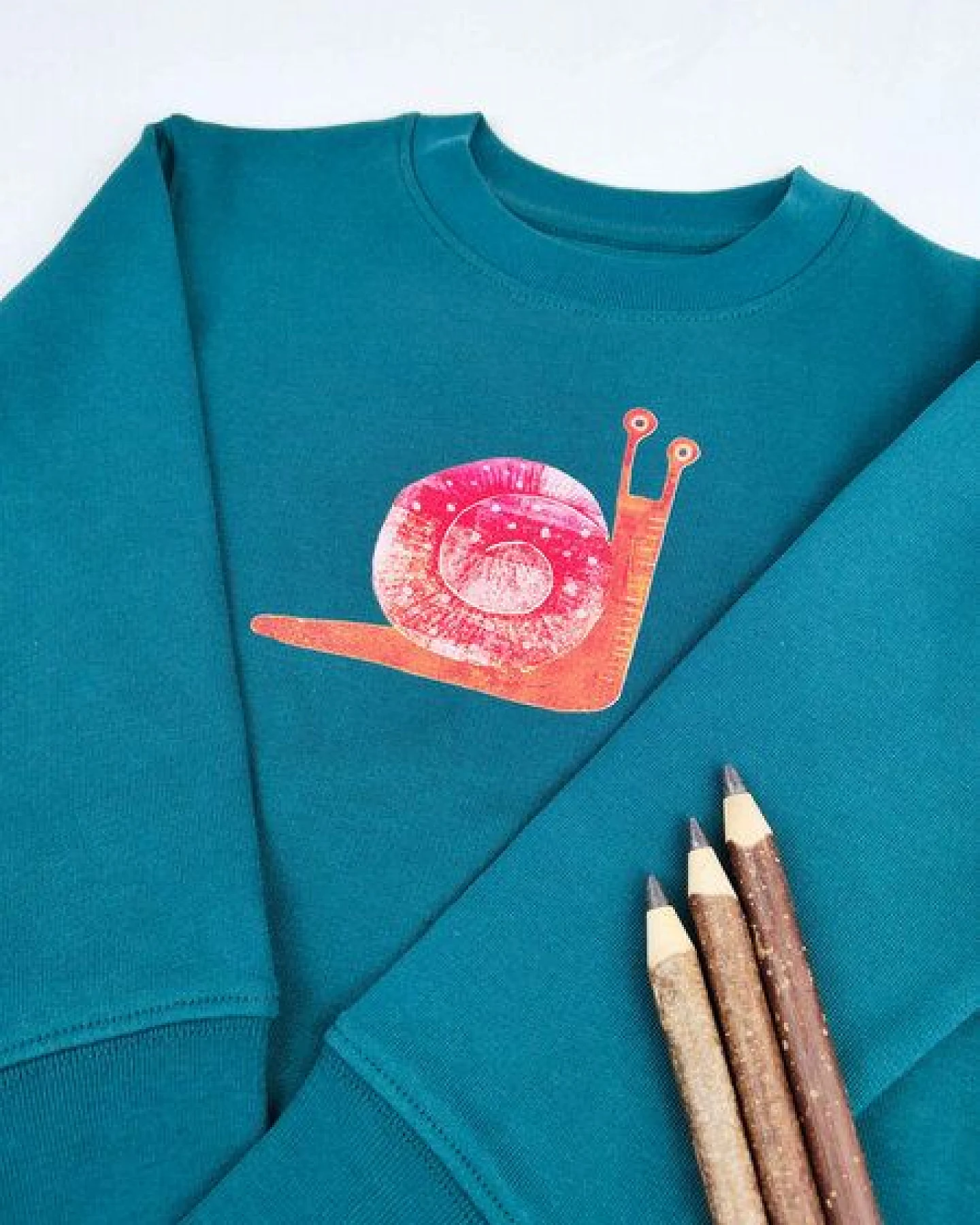 MELAdi Kinder Sweater aus Biobaumwolle - Schnecke auf Forrest Green – Ansicht 3