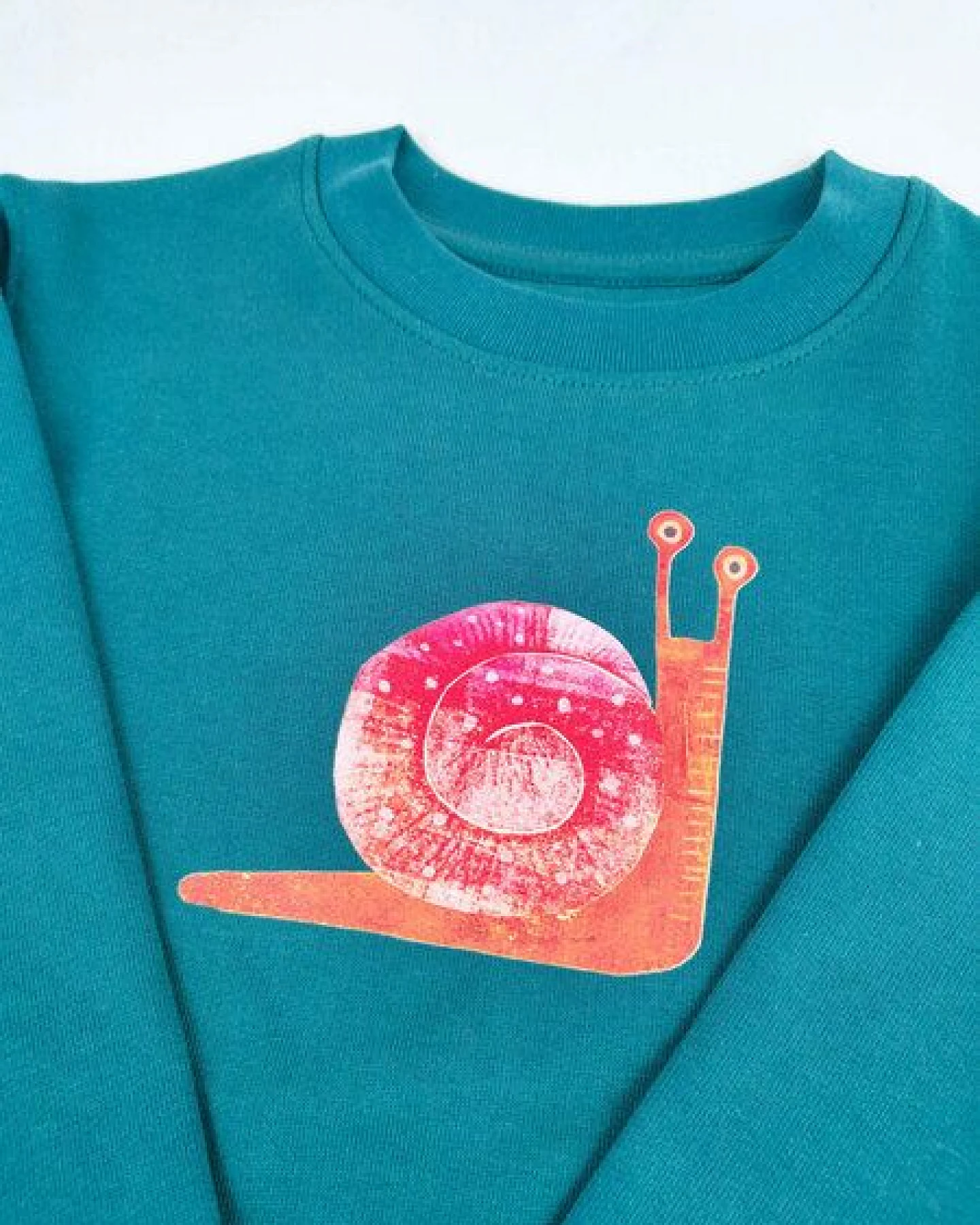 MELAdi Kinder Sweater aus Biobaumwolle - Schnecke auf Forrest Green – Ansicht 2