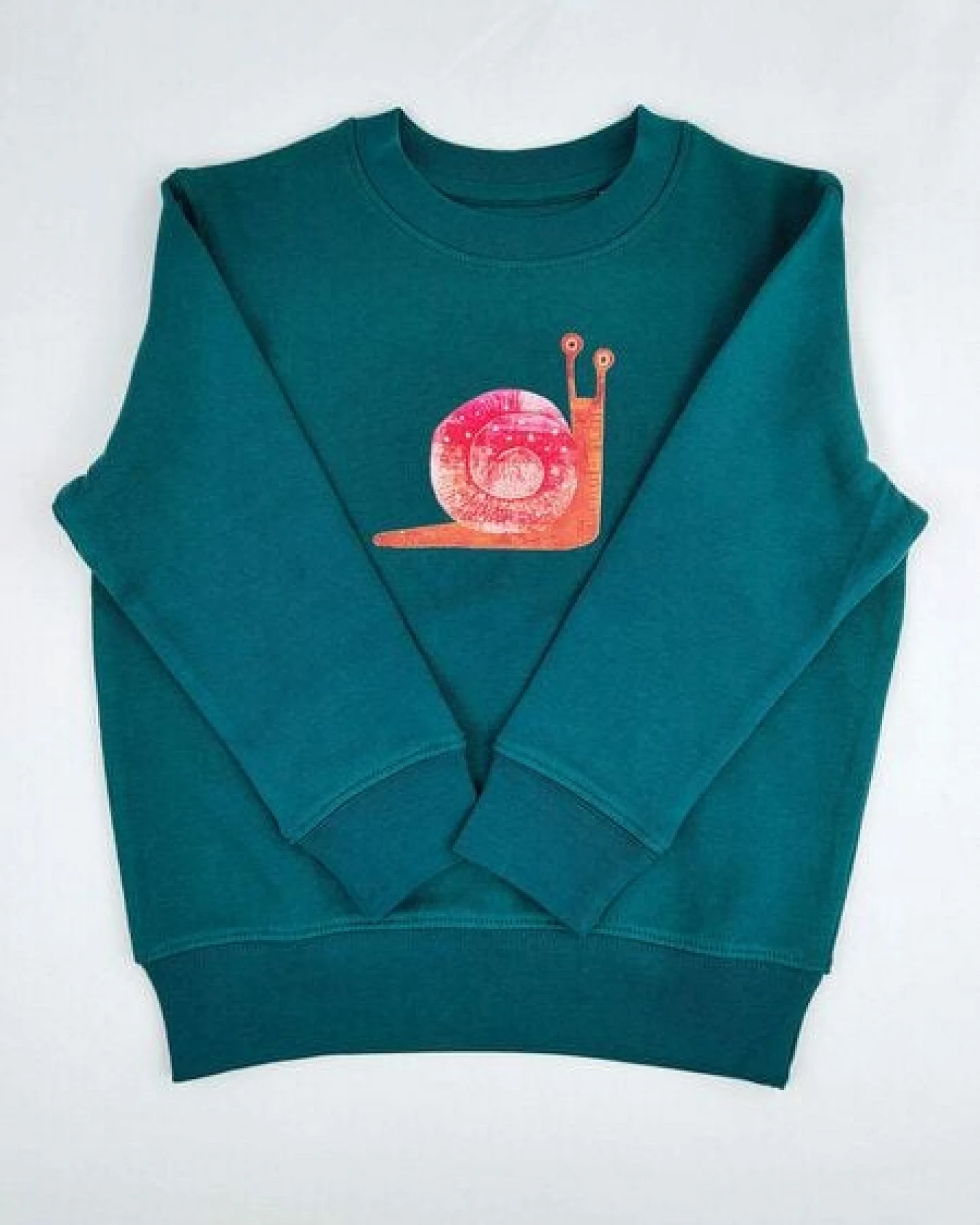 MELAdi Kinder Sweater aus Biobaumwolle - Schnecke auf Forrest Green – Ansicht 4