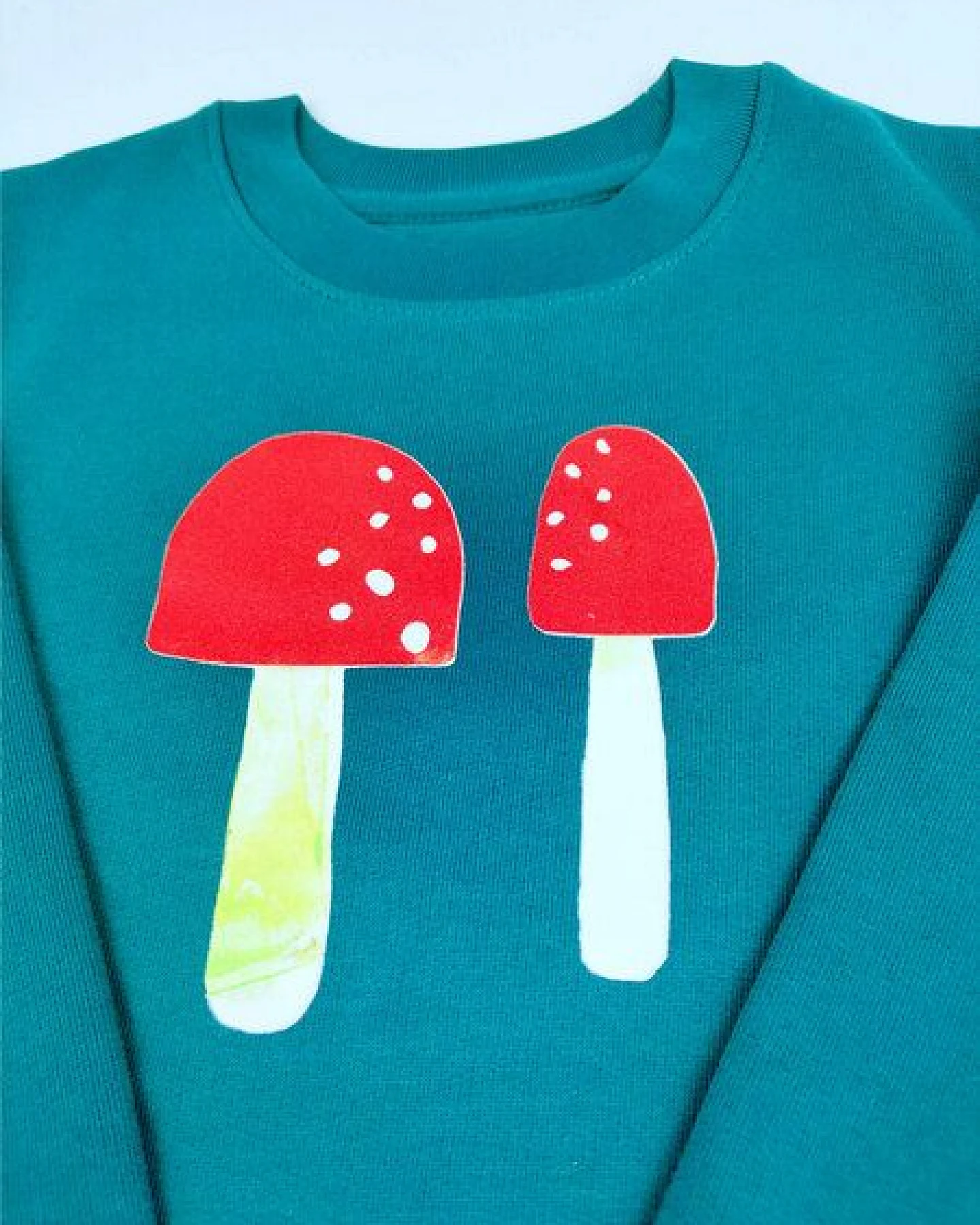 Meladi Kinder Sweater aus Biobaumwolle - Plize auf Forrest Green – Ansicht 2