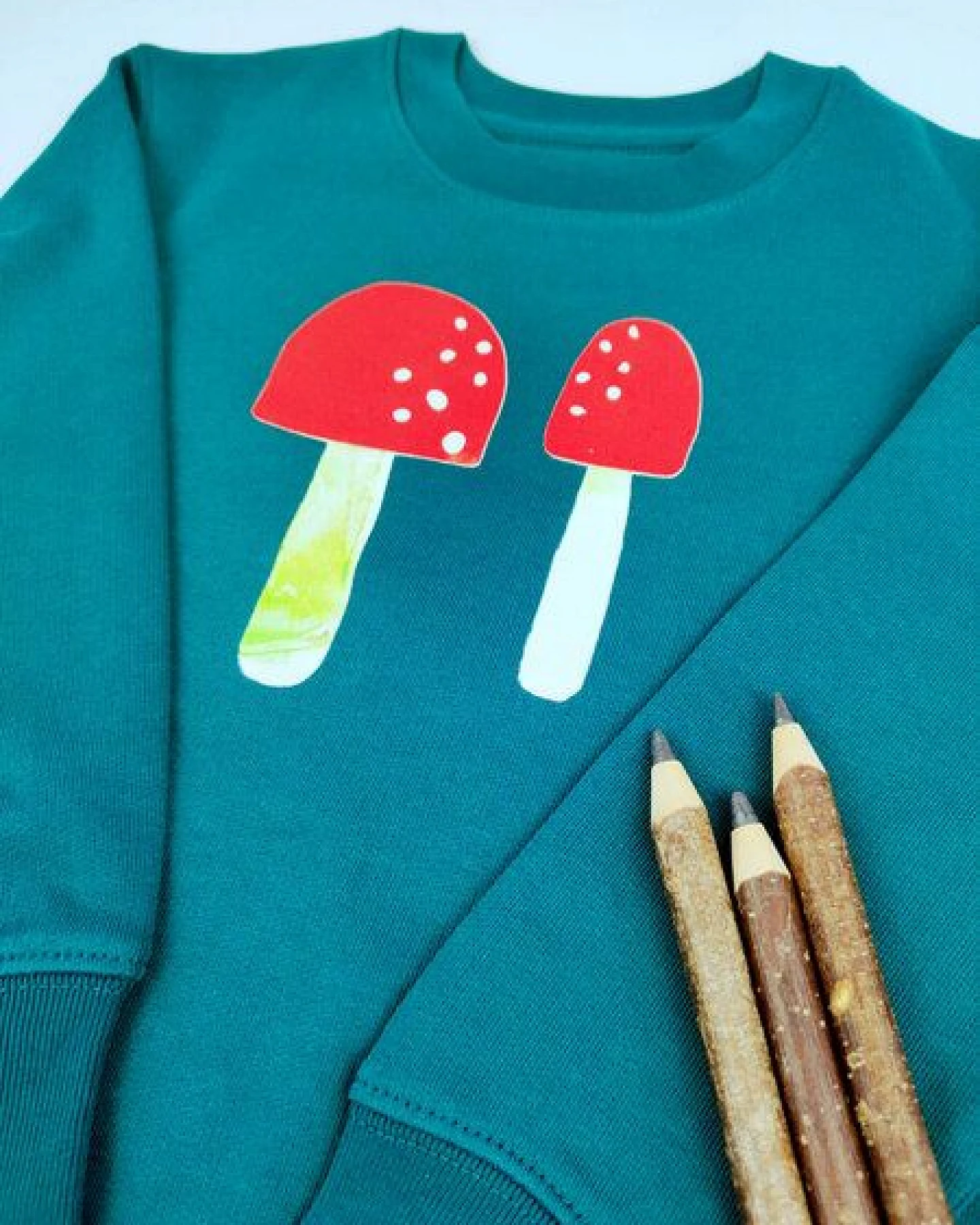 Meladi Kinder Sweater aus Biobaumwolle - Plize auf Forrest Green – Ansicht 3