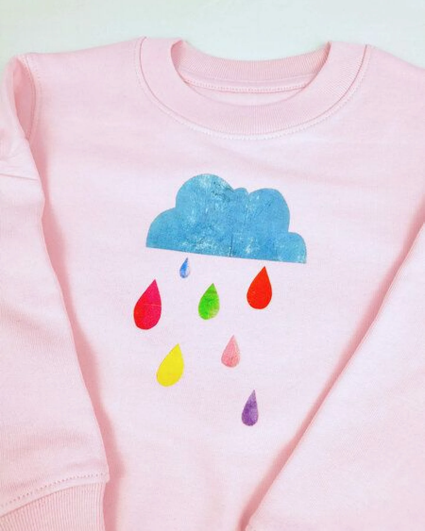 Meladi Kinder Sweater aus Biobaumwolle - Regenwolke auf Pink – Ansicht 2