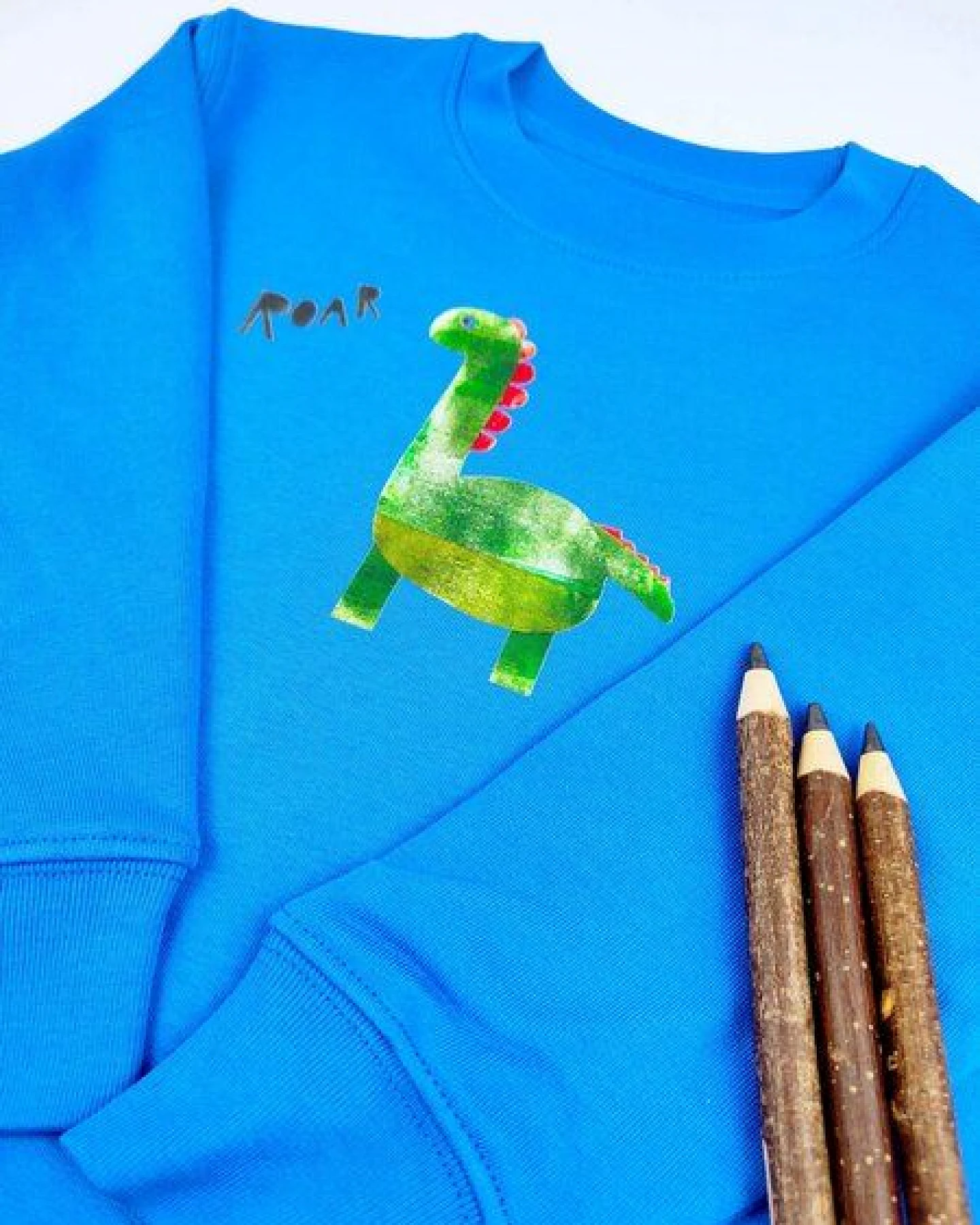 Meladi Kinder Sweater aus Biobaumwolle - Dino auf Aqua Blue – Ansicht 2